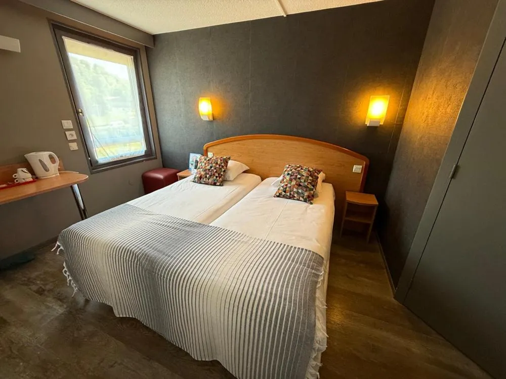 Photo of the whole room, Bed in Brit Hotel Besancon l'Horloge