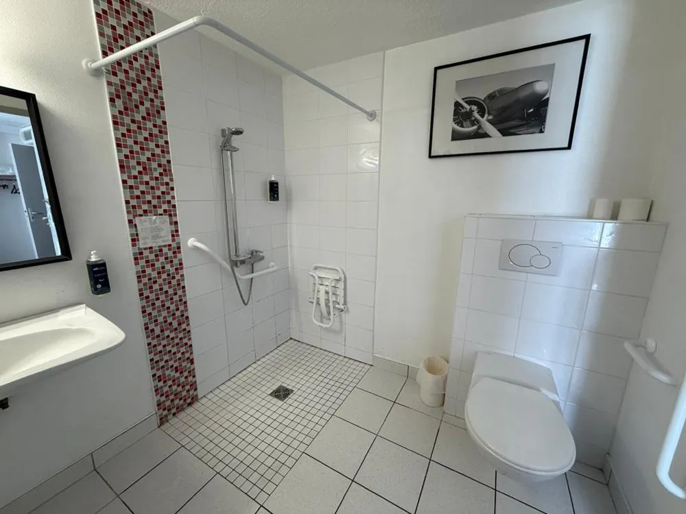 Bathroom in Brit Hotel Besancon l'Horloge