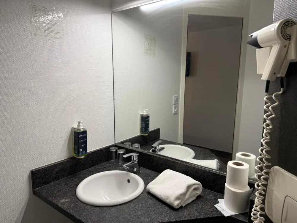 Bathroom in Brit Hotel Besancon l'Horloge