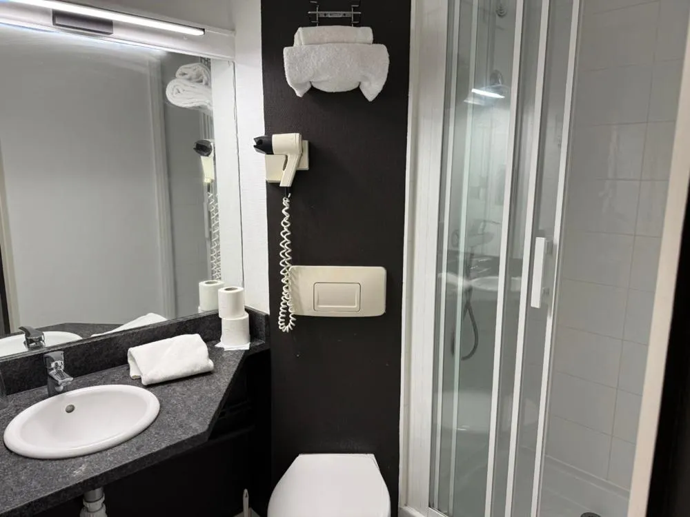 Bathroom in Brit Hotel Besancon l'Horloge