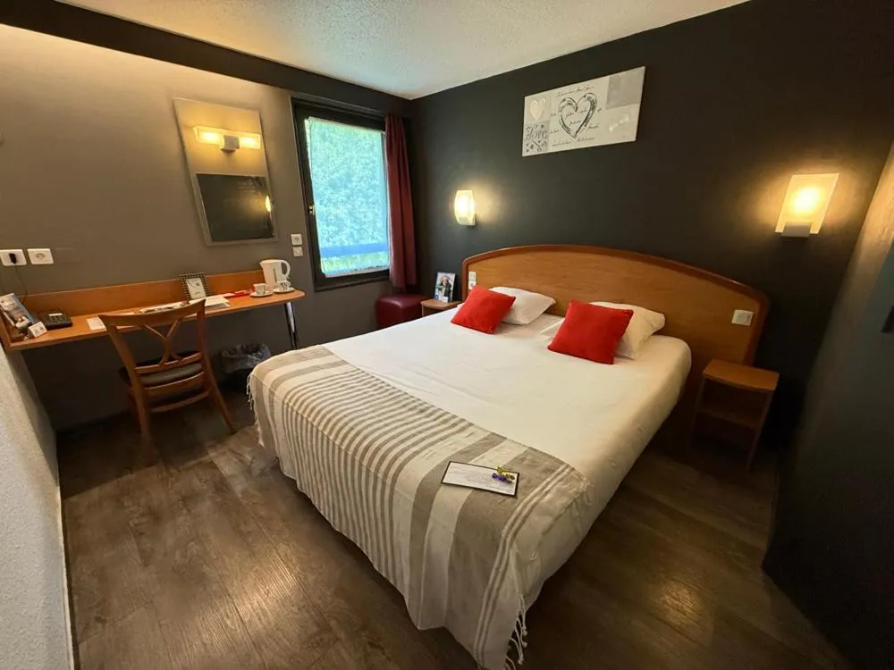 Photo of the whole room, Bed in Brit Hotel Besancon l'Horloge