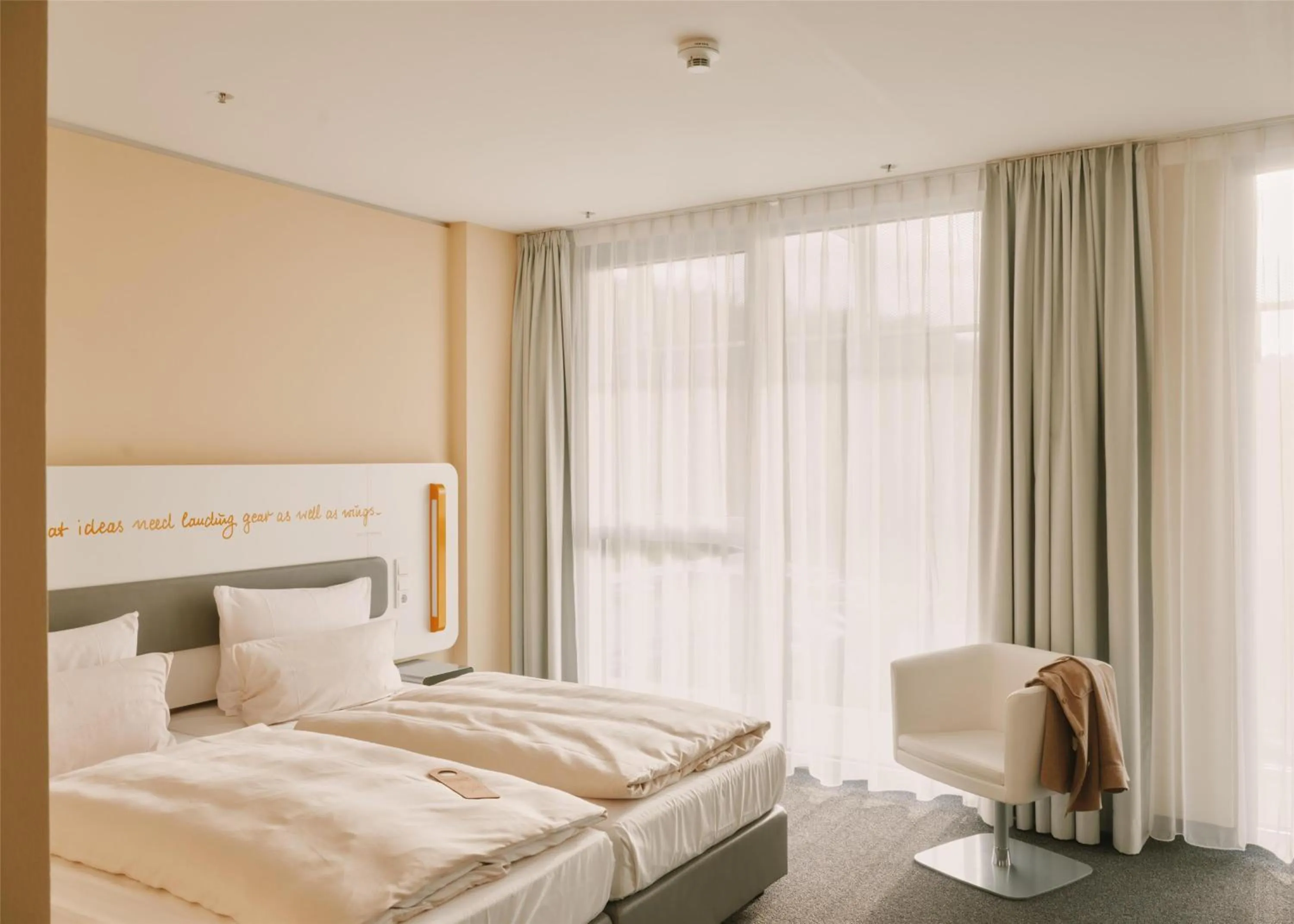 Bedroom, Bed in Lufthansa Seeheim - More than a Conference Hotel