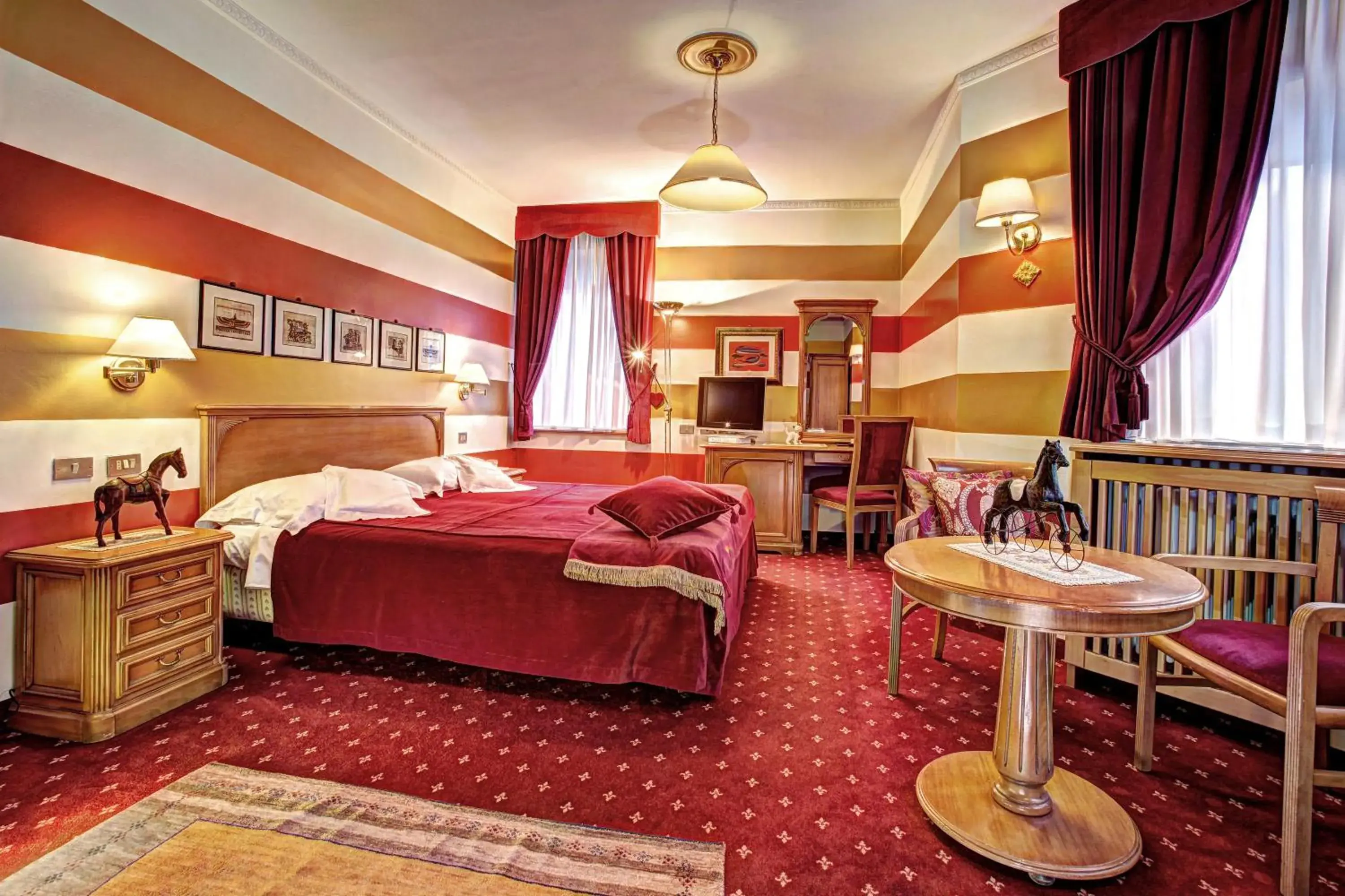 Junior Suite in Hotel Regina Junior Suite in Hotel Regina