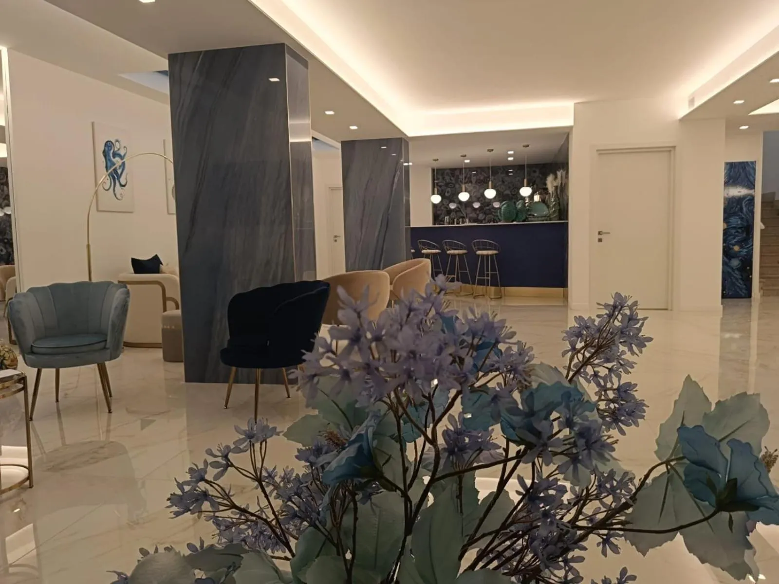 Seating area in Eden Bleu