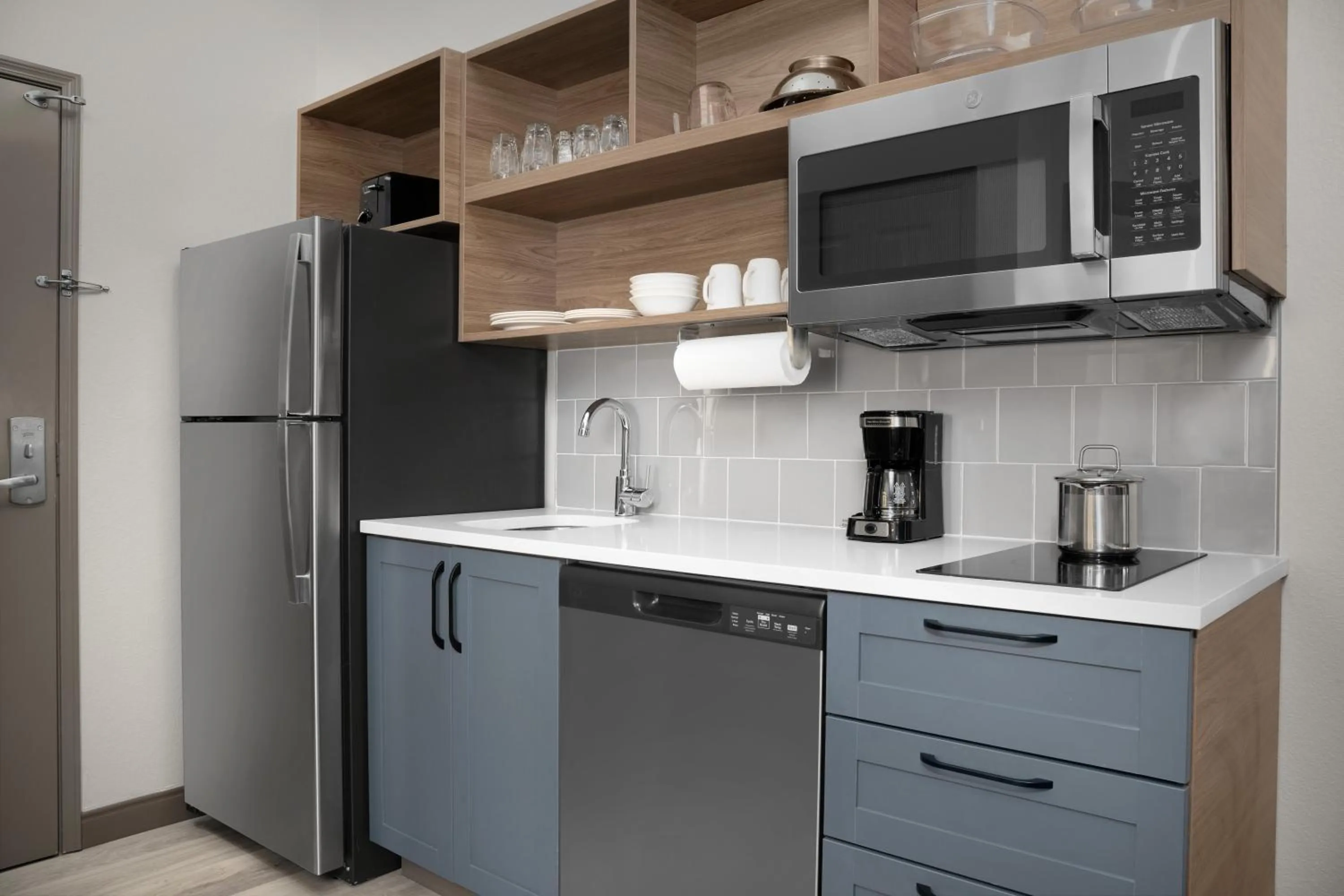 kitchen in Independent SPHC BWI Suites