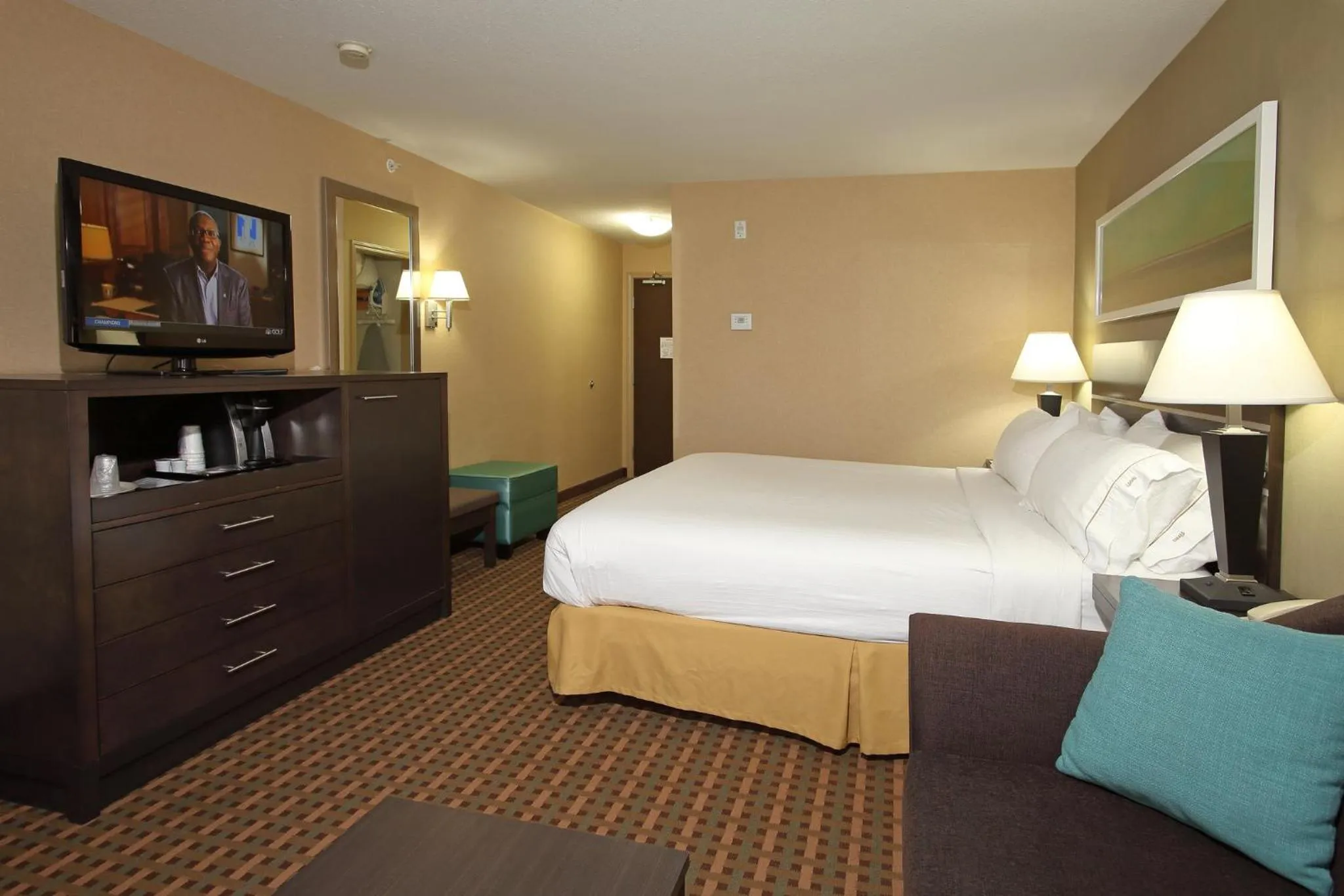 Photo of the whole room, Bed in Holiday Inn Express Hotel & Suites Vernon by IHG