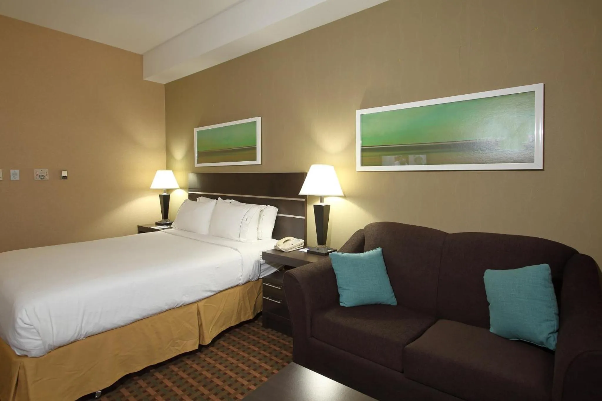 Photo of the whole room, Bed in Holiday Inn Express Hotel & Suites Vernon by IHG