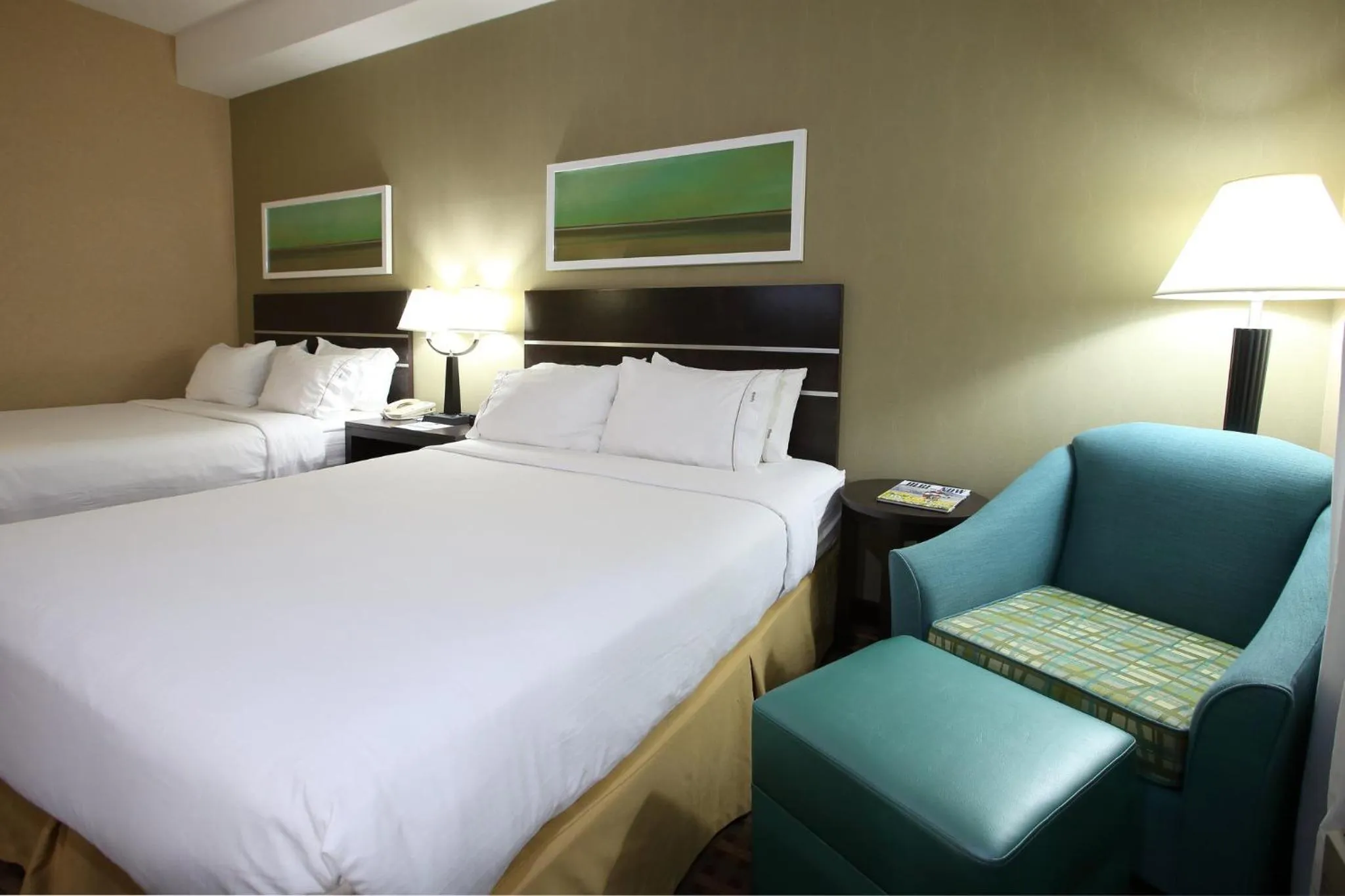 Photo of the whole room, Bed in Holiday Inn Express Hotel & Suites Vernon by IHG
