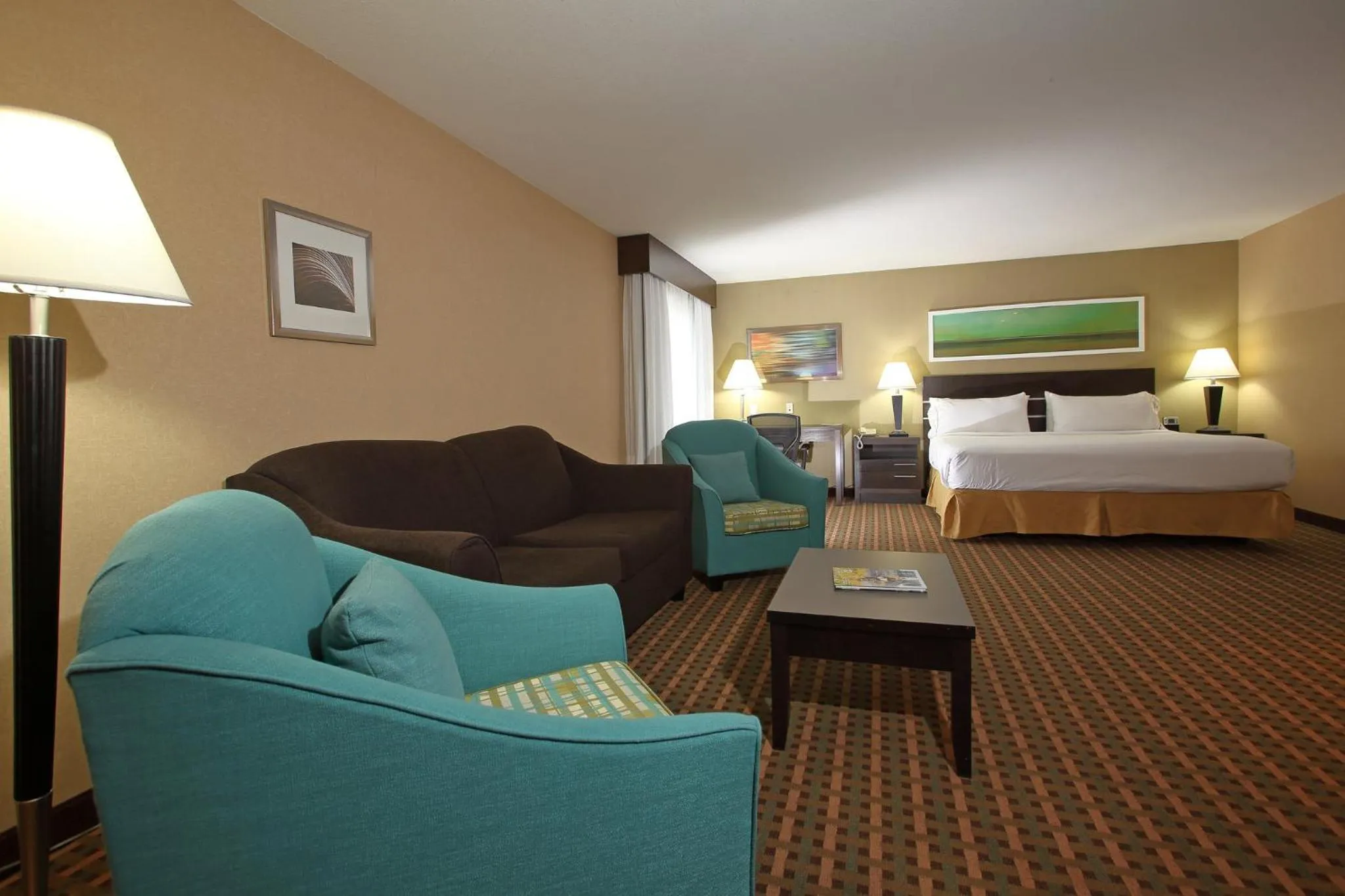 Photo of the whole room, Bed in Holiday Inn Express Hotel & Suites Vernon by IHG