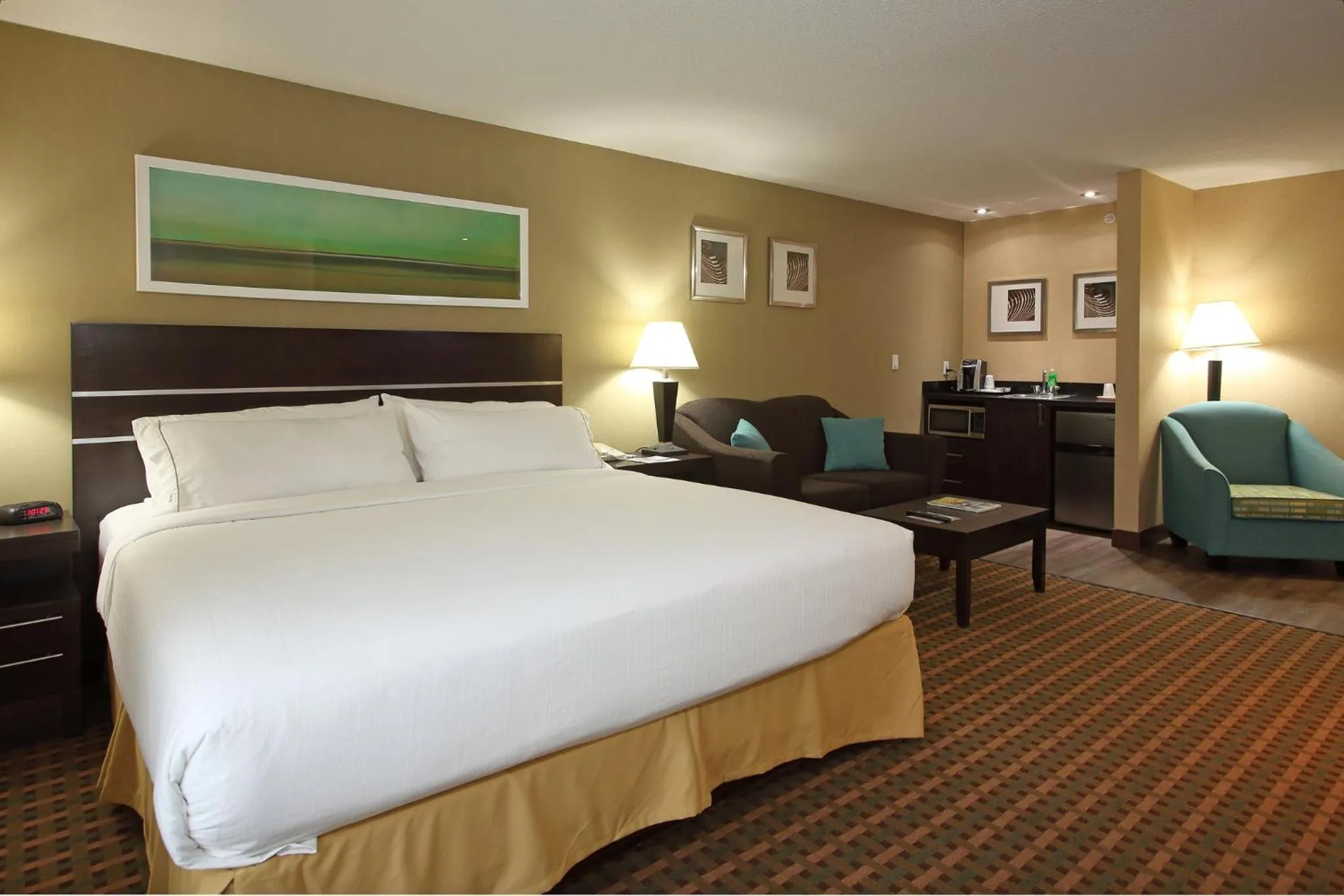 Photo of the whole room, Bed in Holiday Inn Express Hotel & Suites Vernon by IHG