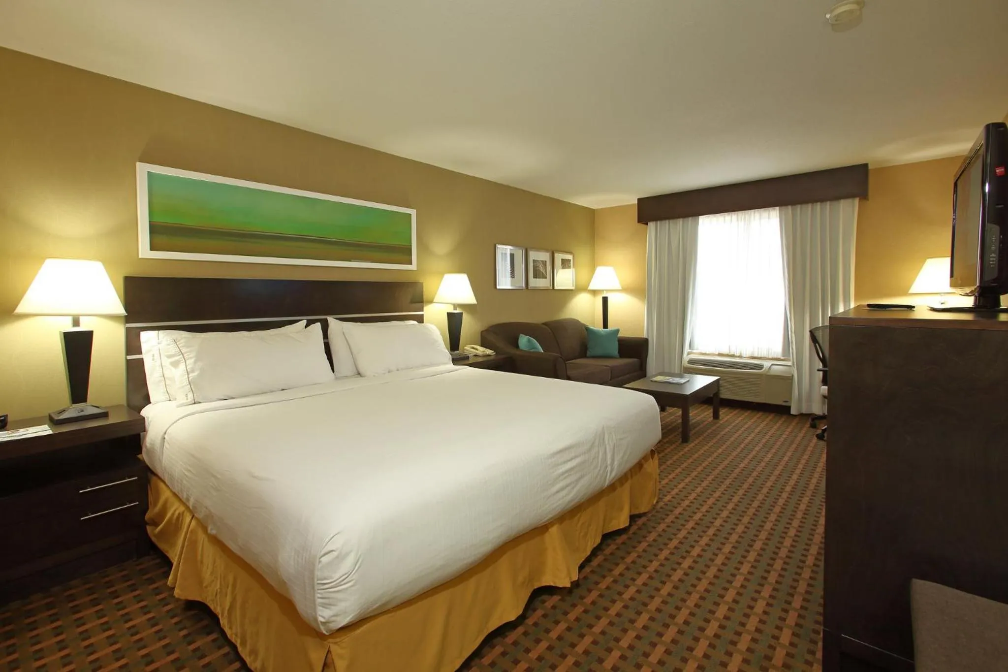 Photo of the whole room, Bed in Holiday Inn Express Hotel & Suites Vernon by IHG