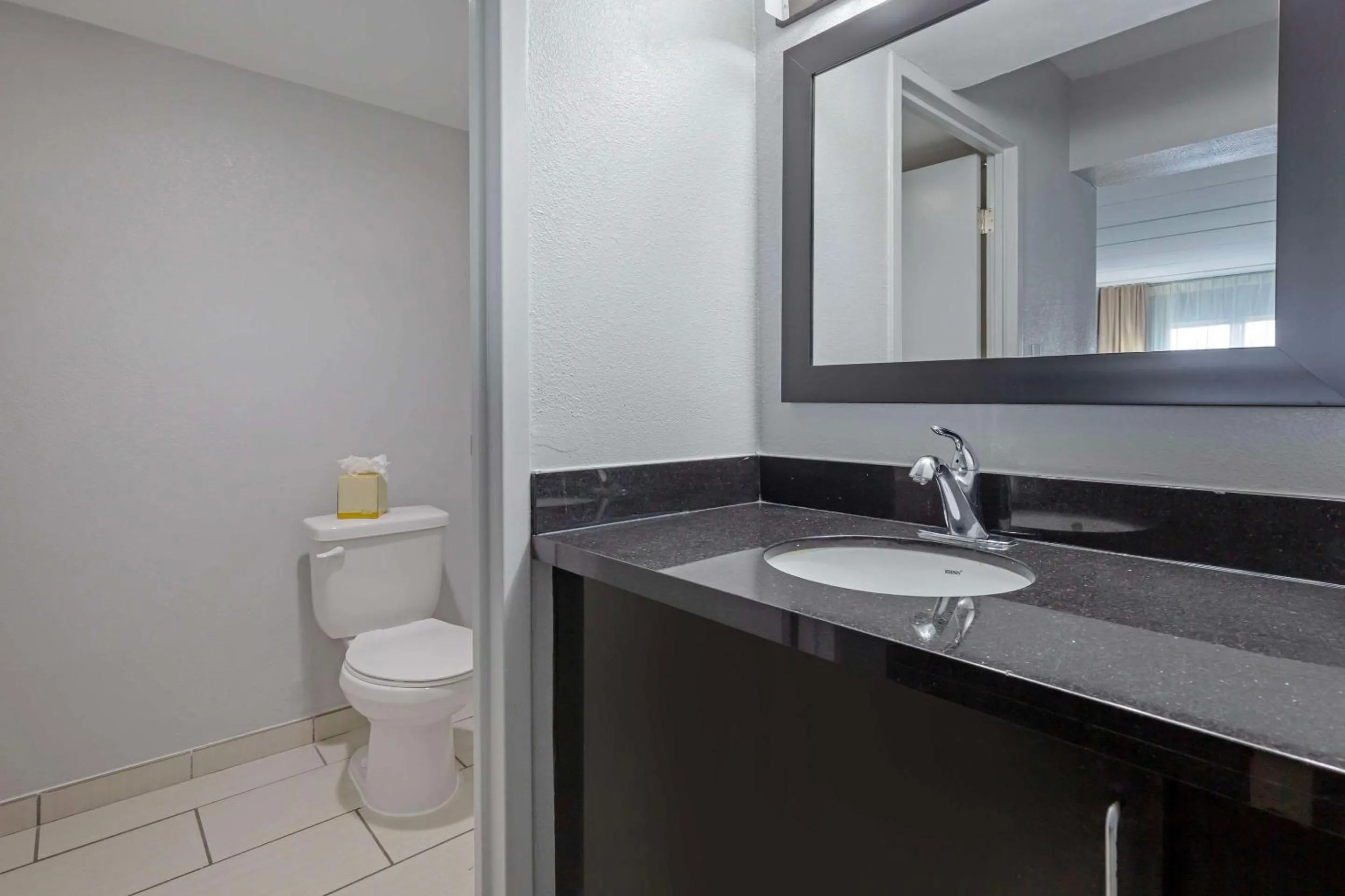 Bedroom in Clarion Hotel & Suites BWI Airport North