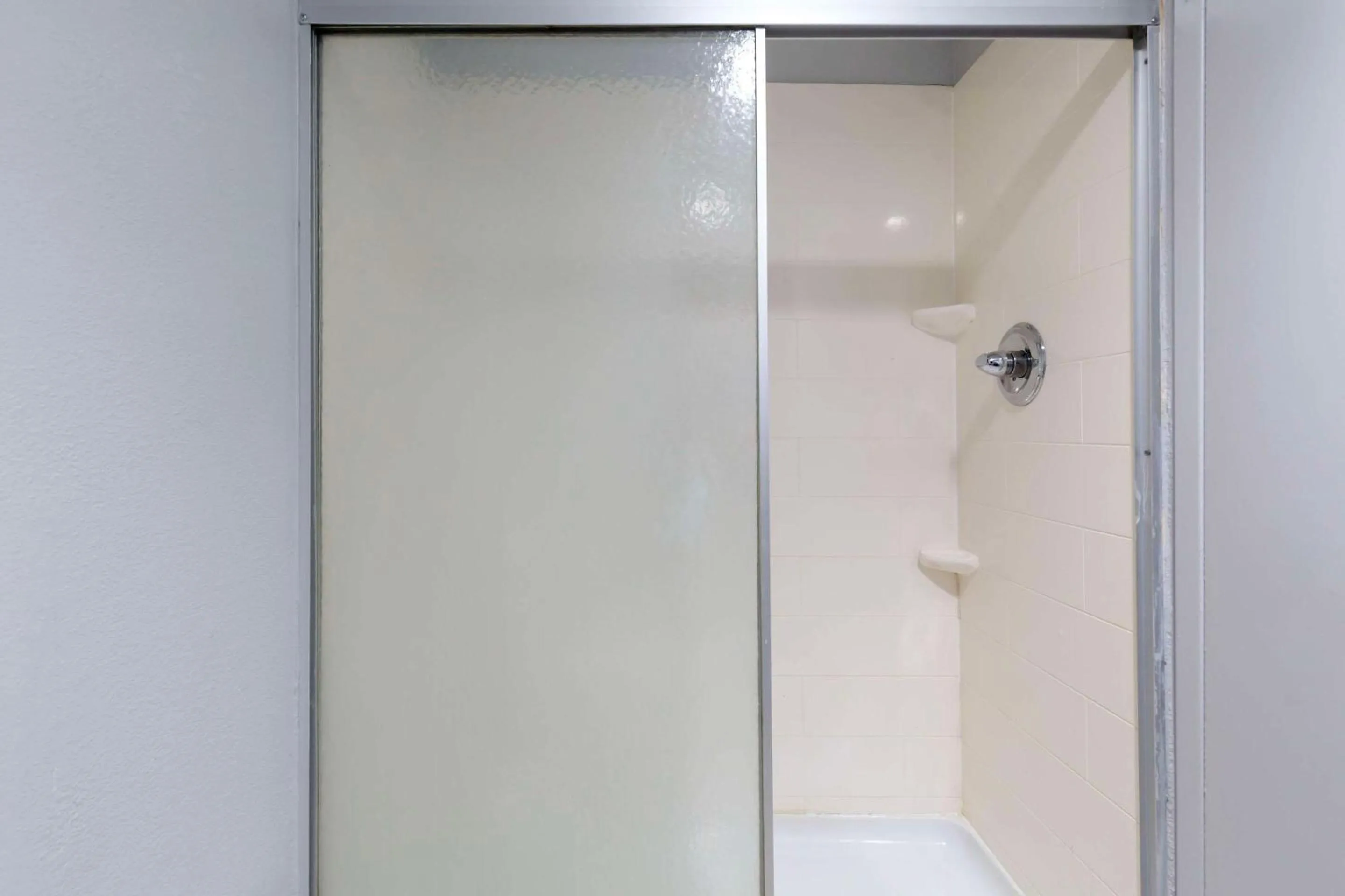 Bedroom in Clarion Hotel & Suites BWI Airport North