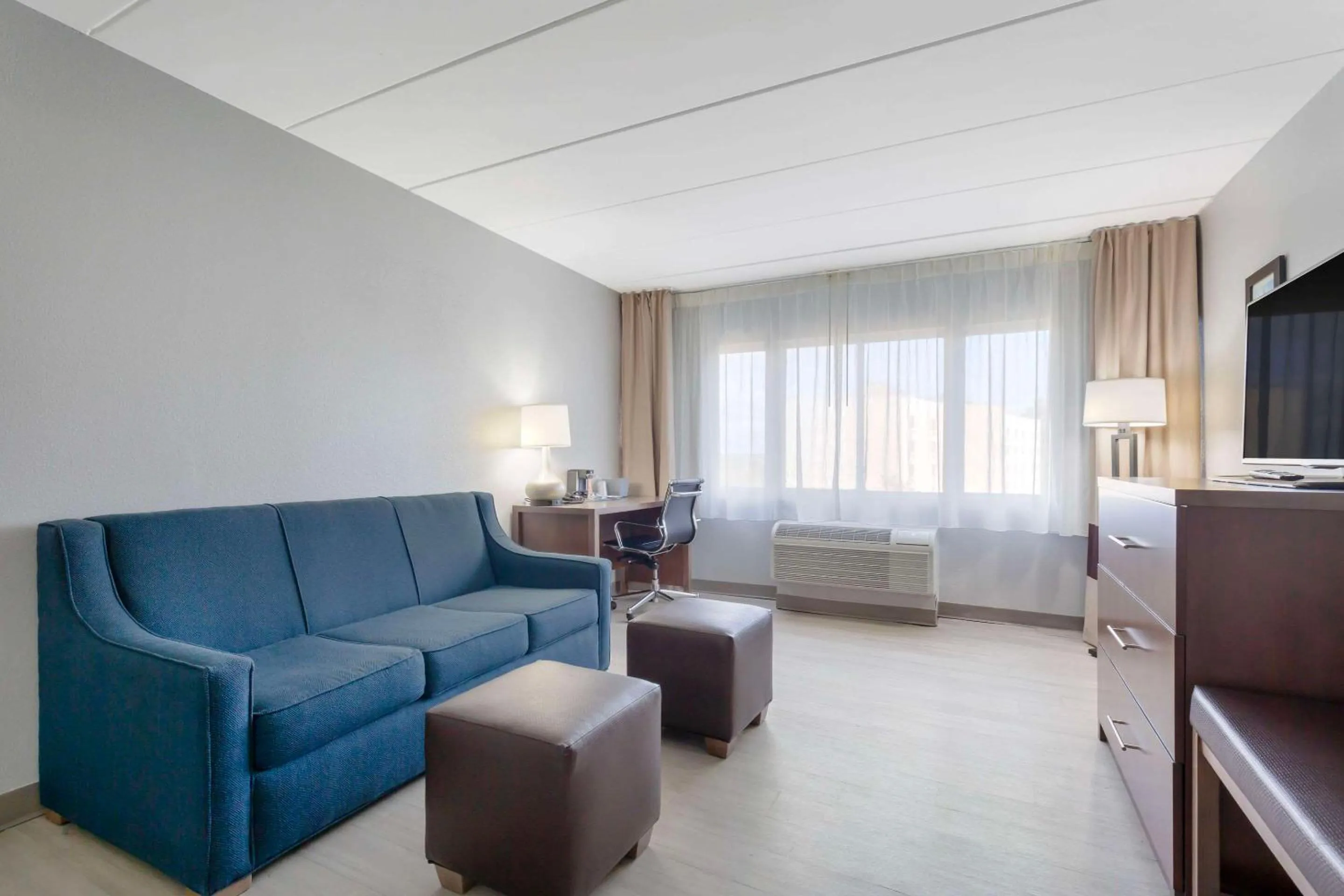 Bedroom in Clarion Hotel & Suites BWI Airport North