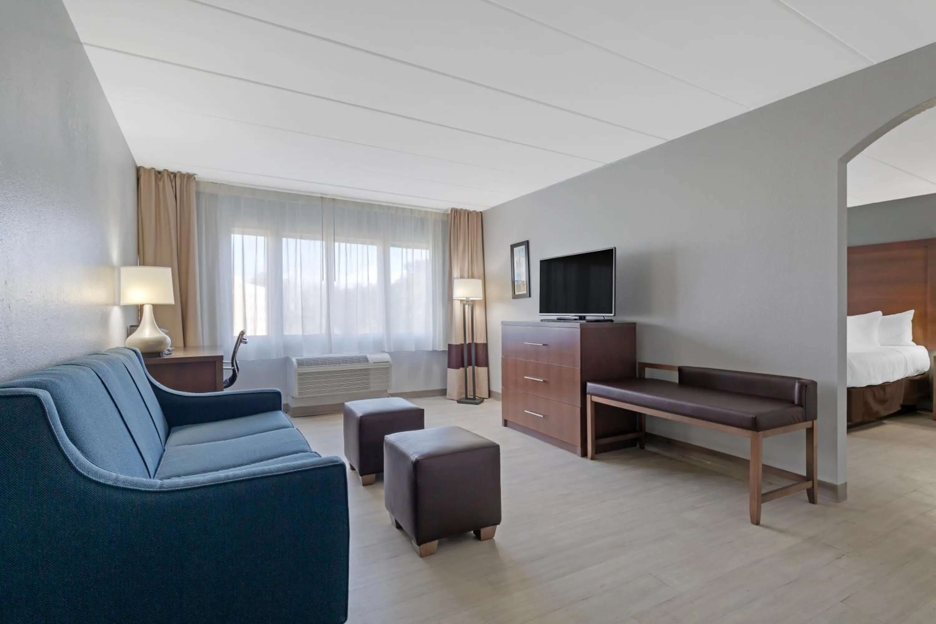 Living room, Bed in Clarion Hotel & Suites BWI Airport North