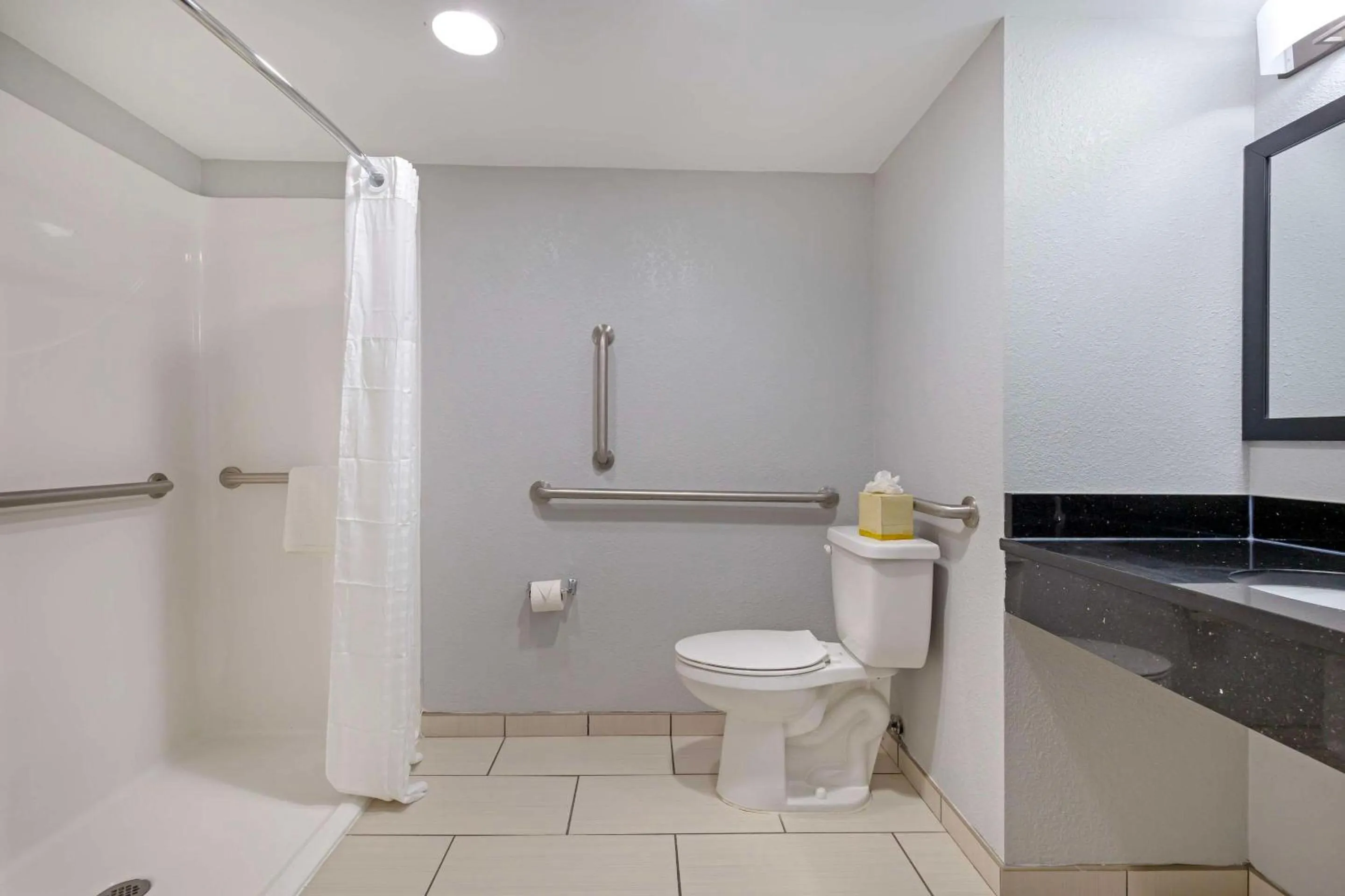 Bathroom in Clarion Hotel & Suites BWI Airport North