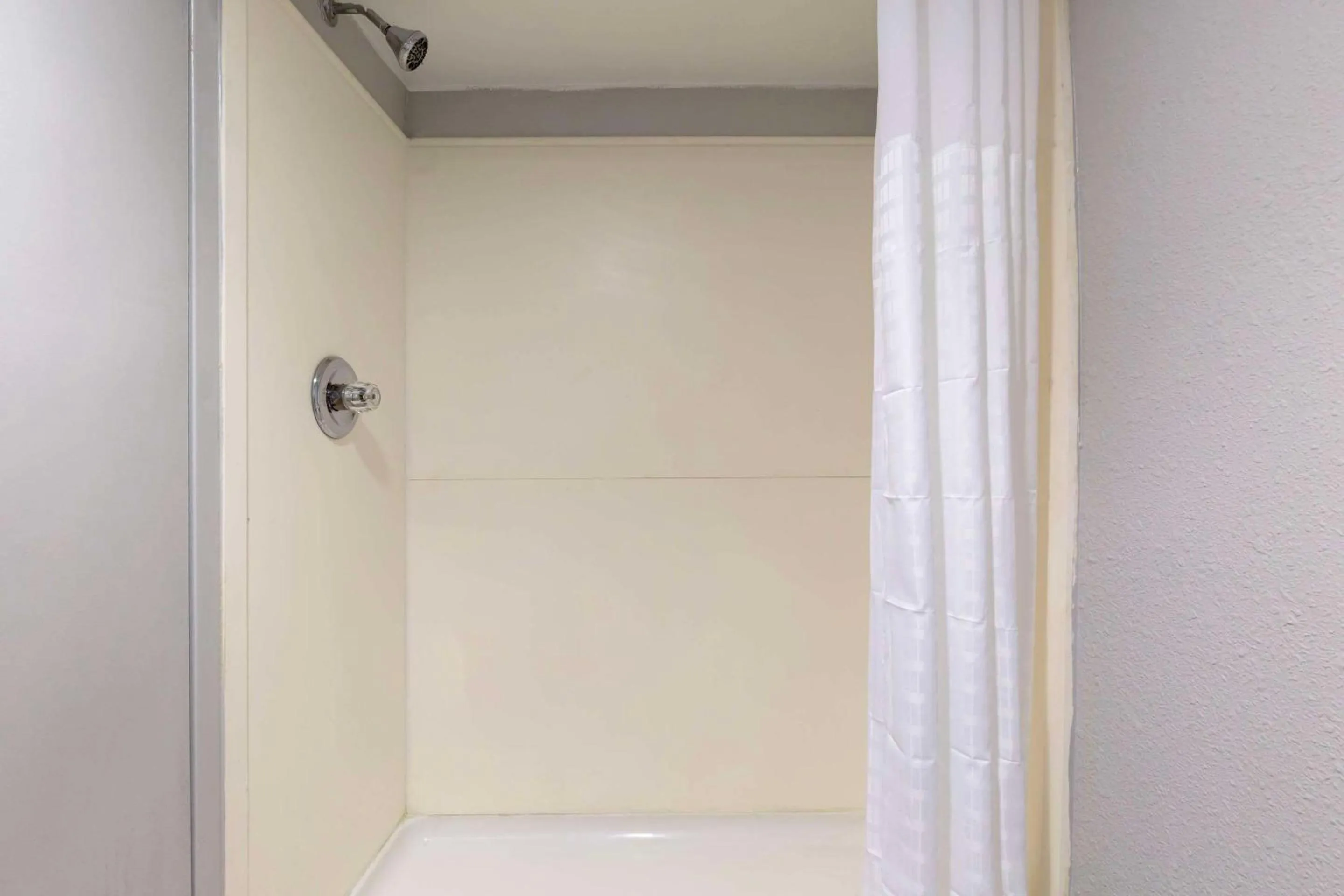 Bedroom in Clarion Hotel & Suites BWI Airport North