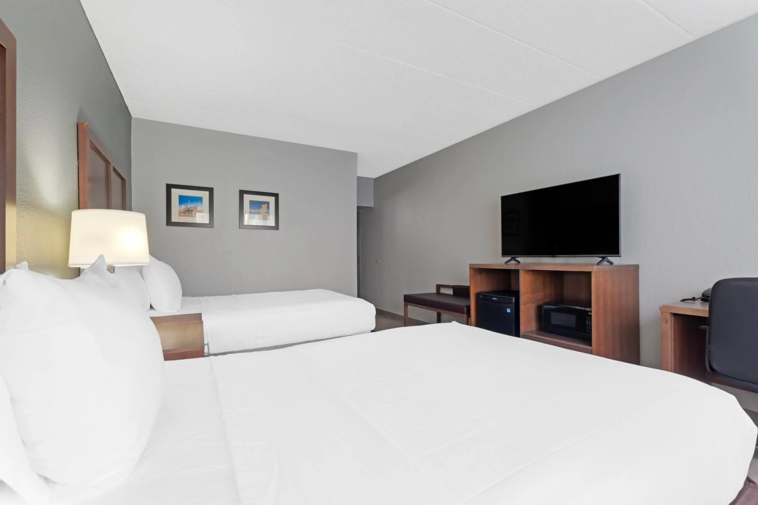Guests, Bed in Clarion Hotel & Suites BWI Airport North