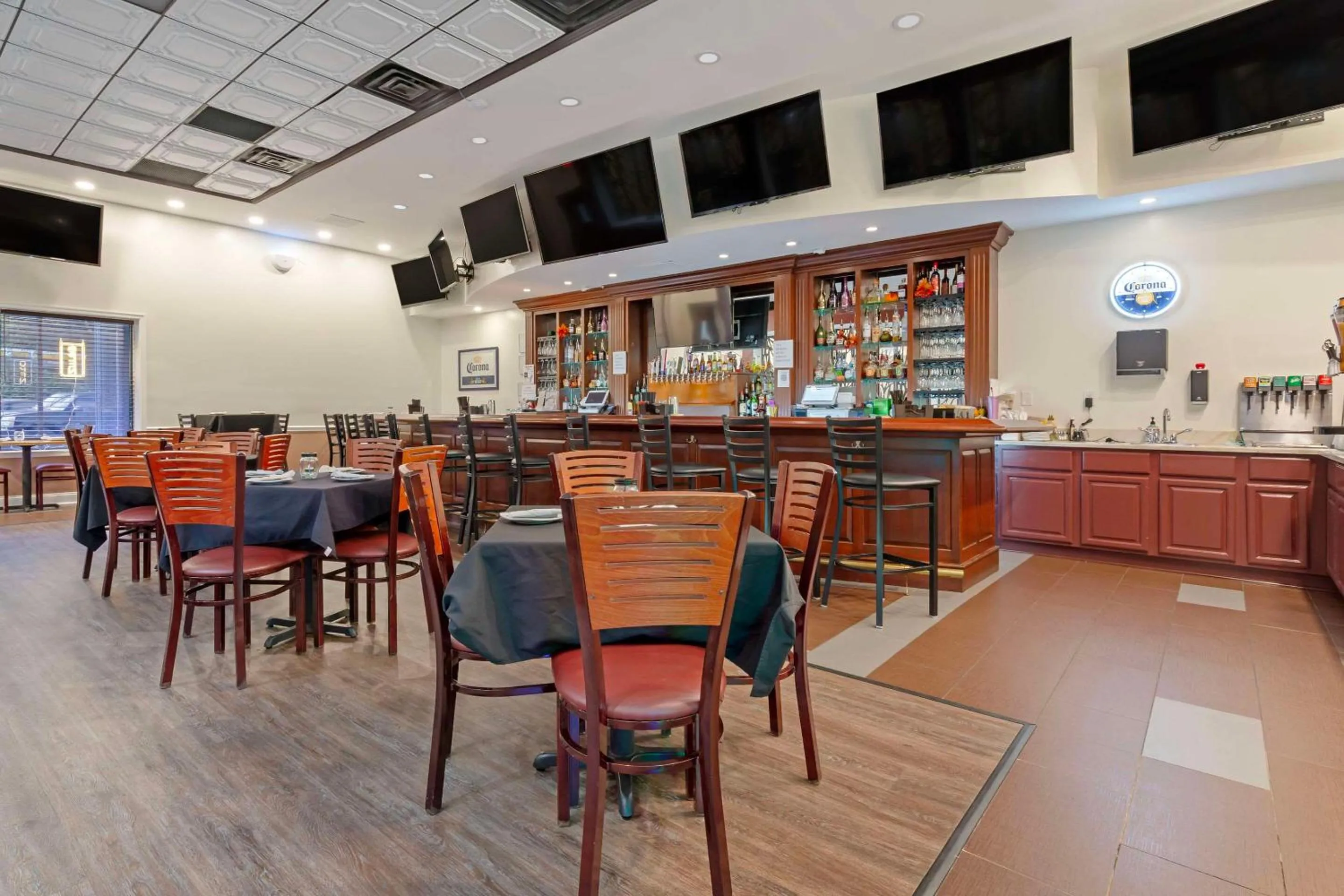Lounge or bar in Clarion Hotel & Suites BWI Airport North