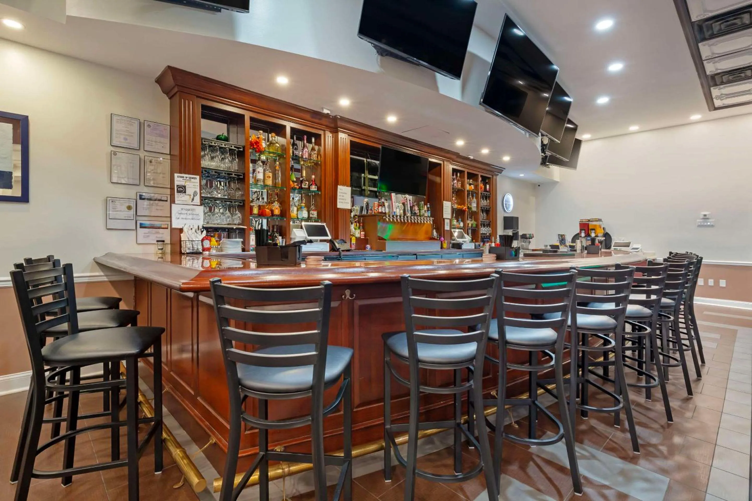 Lounge or bar in Clarion Hotel & Suites BWI Airport North