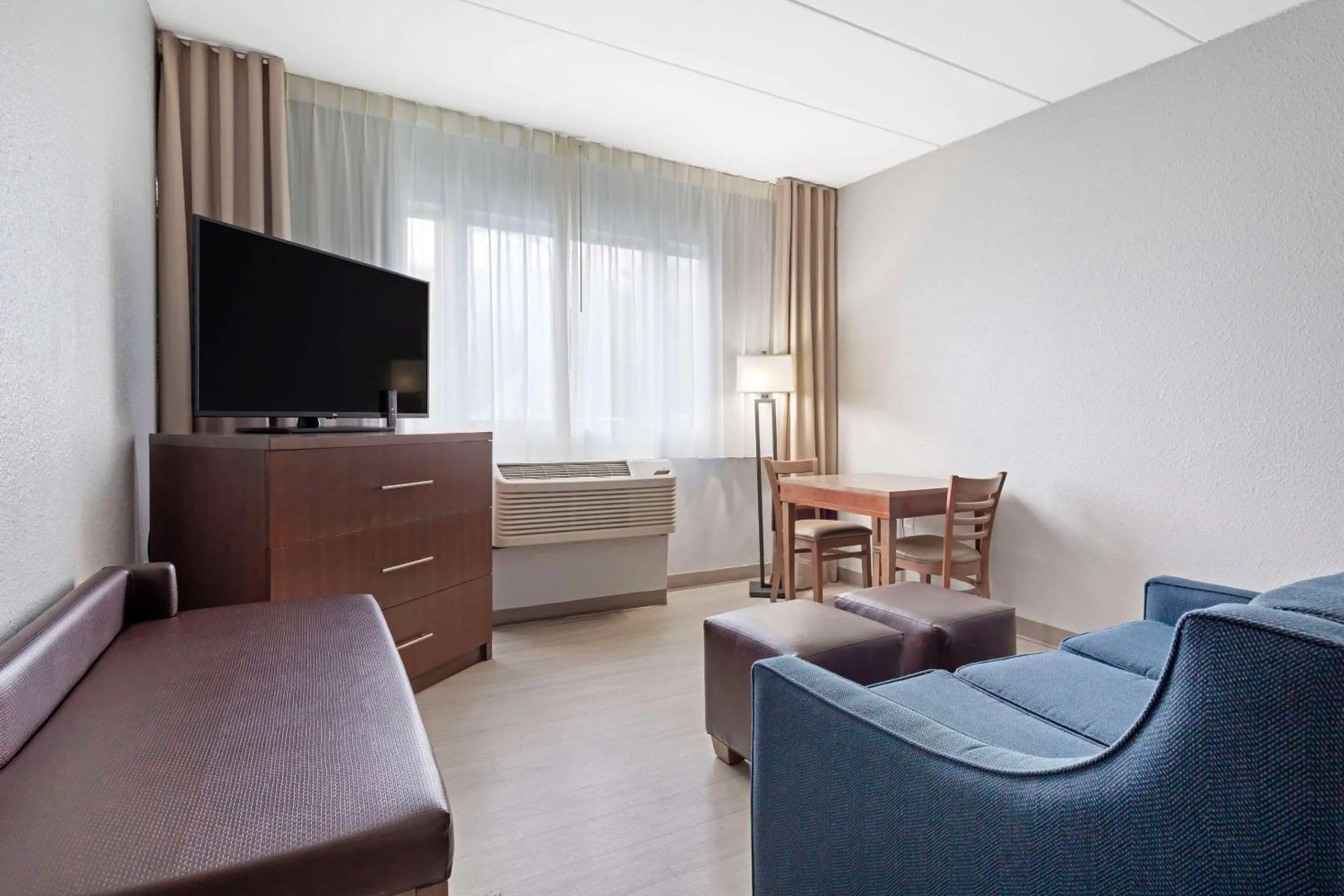 Bedroom in Clarion Hotel & Suites BWI Airport North