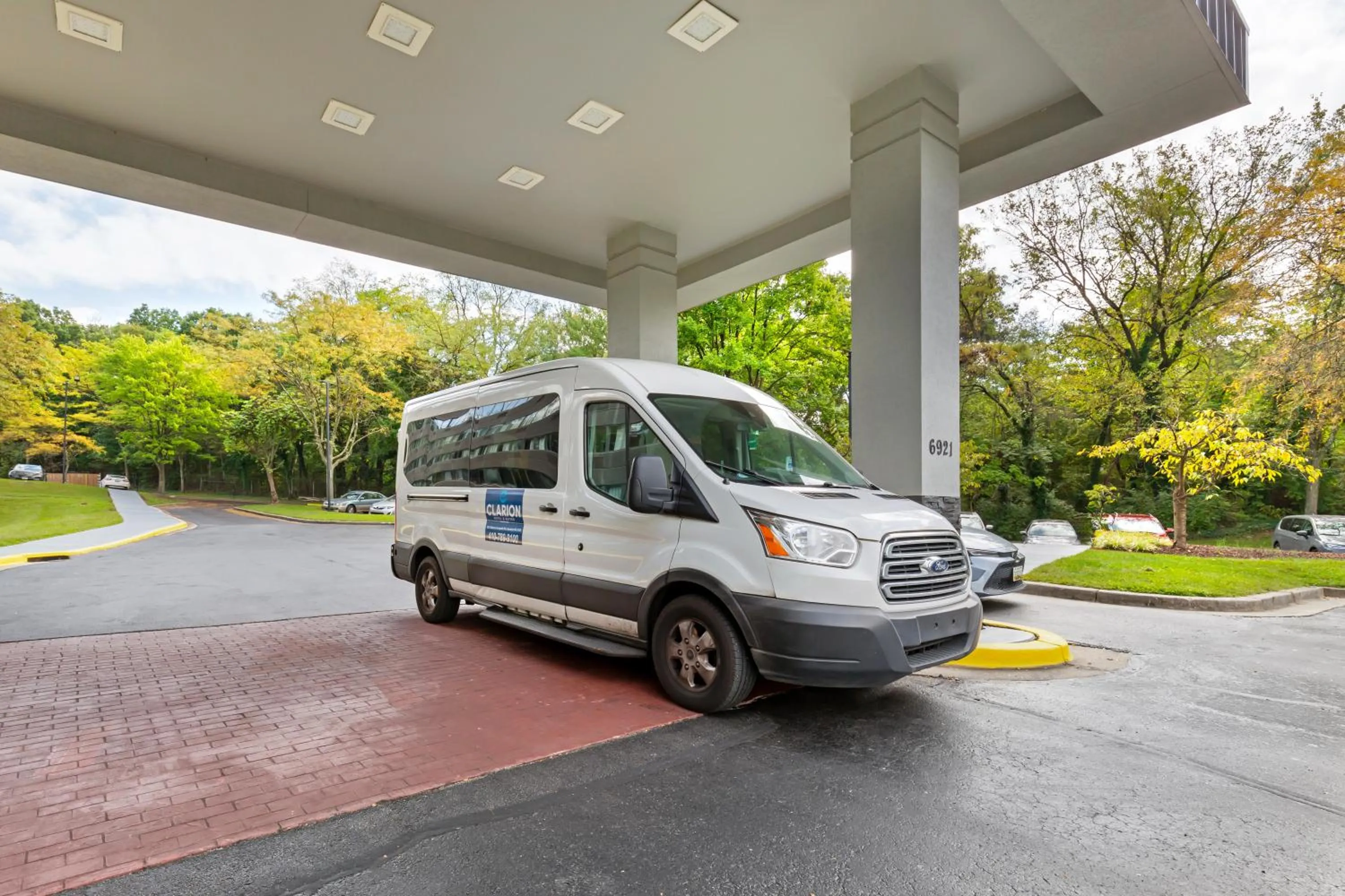 shuttle in Clarion Hotel & Suites BWI Airport North