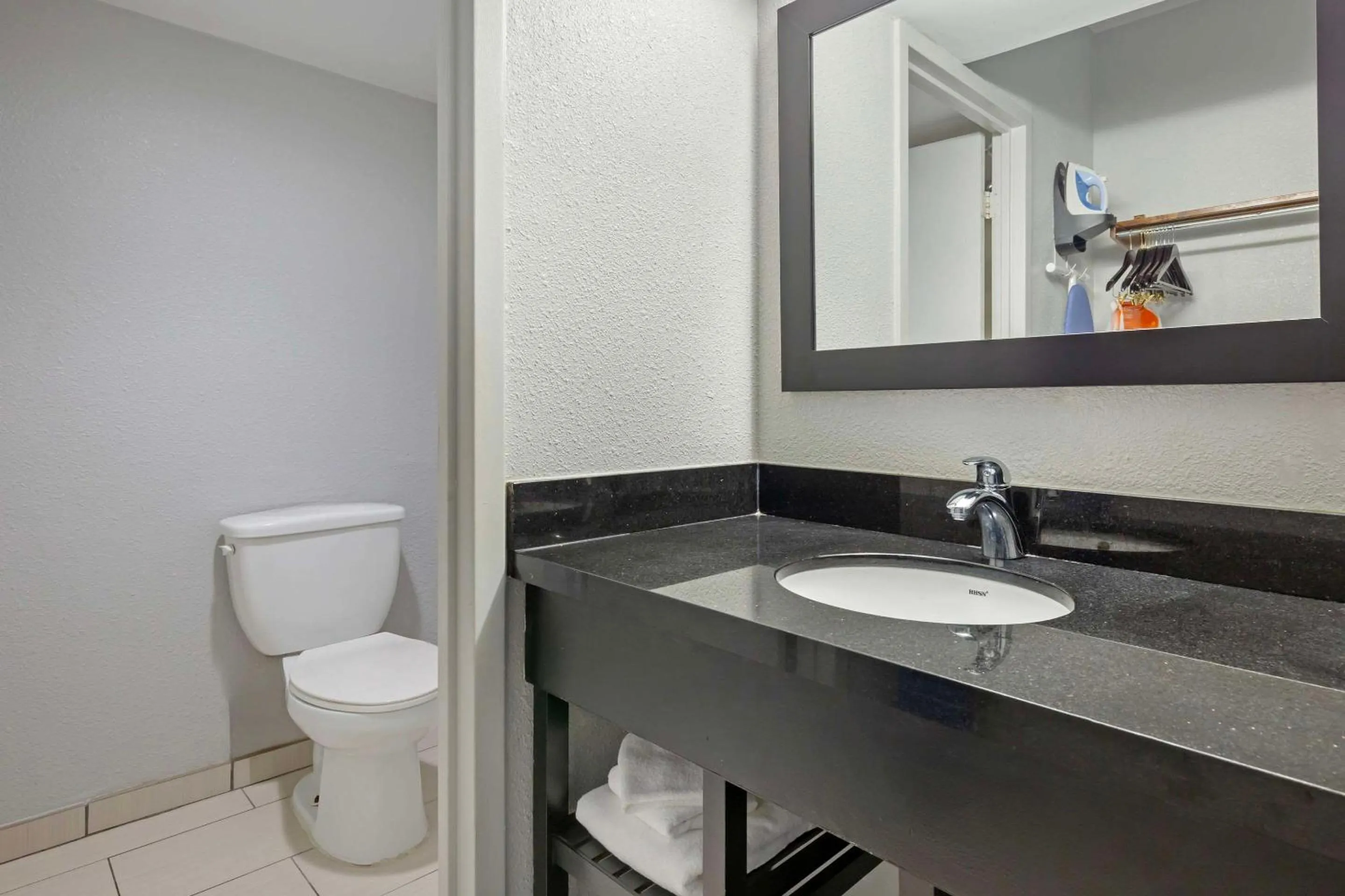 Bedroom in Clarion Hotel & Suites BWI Airport North