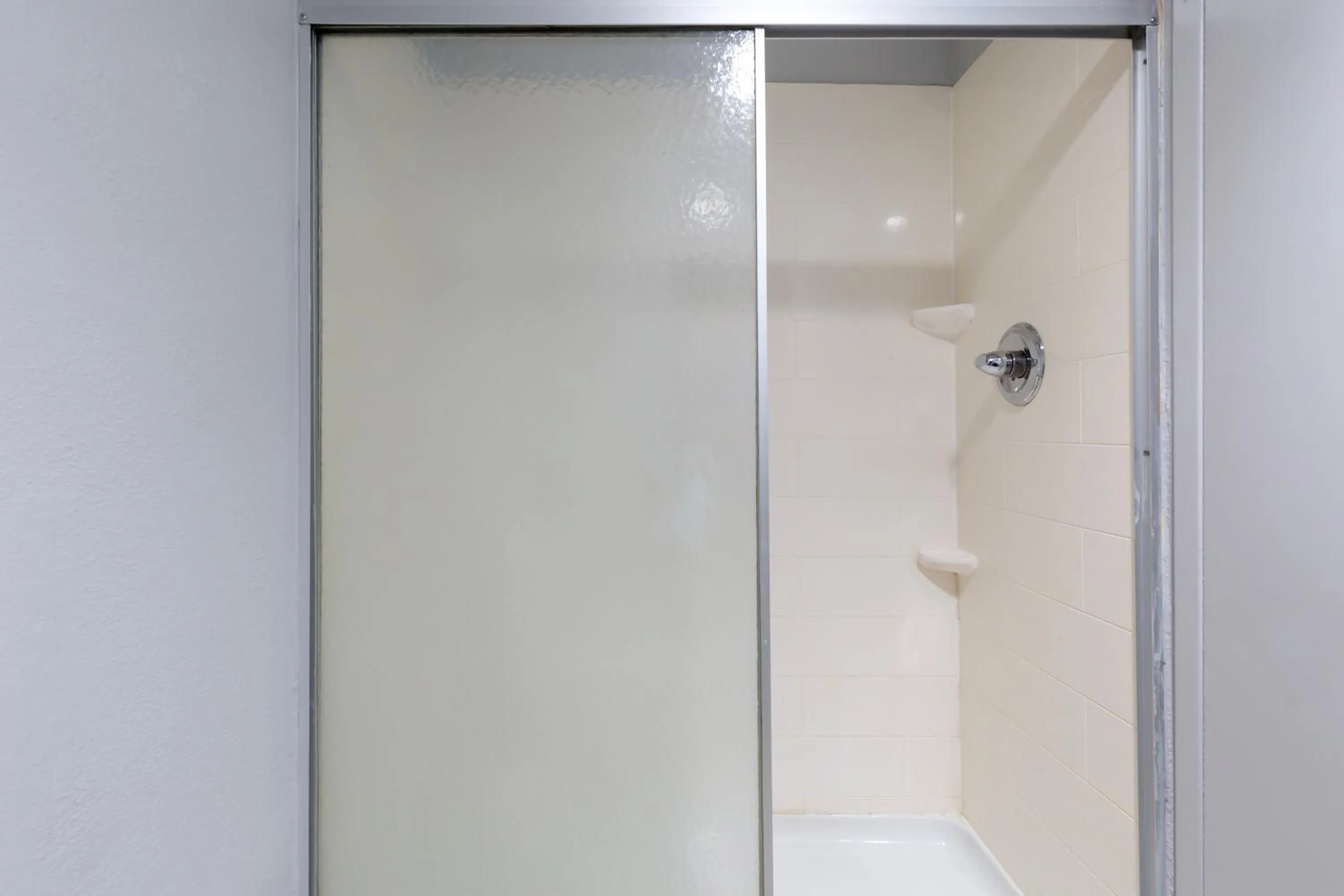 Shower in Clarion Hotel & Suites BWI Airport North