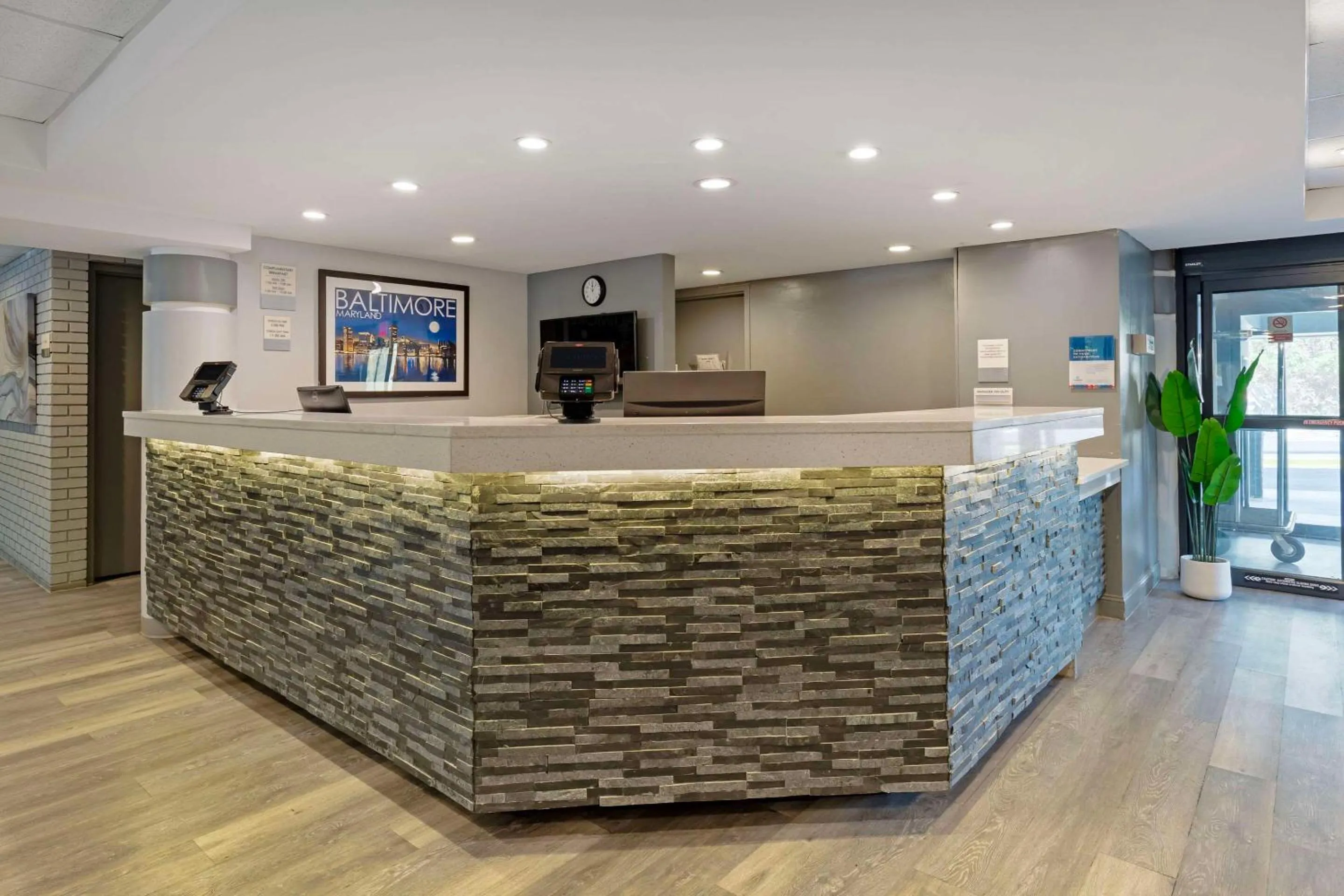 Lobby or reception in Clarion Hotel & Suites BWI Airport North