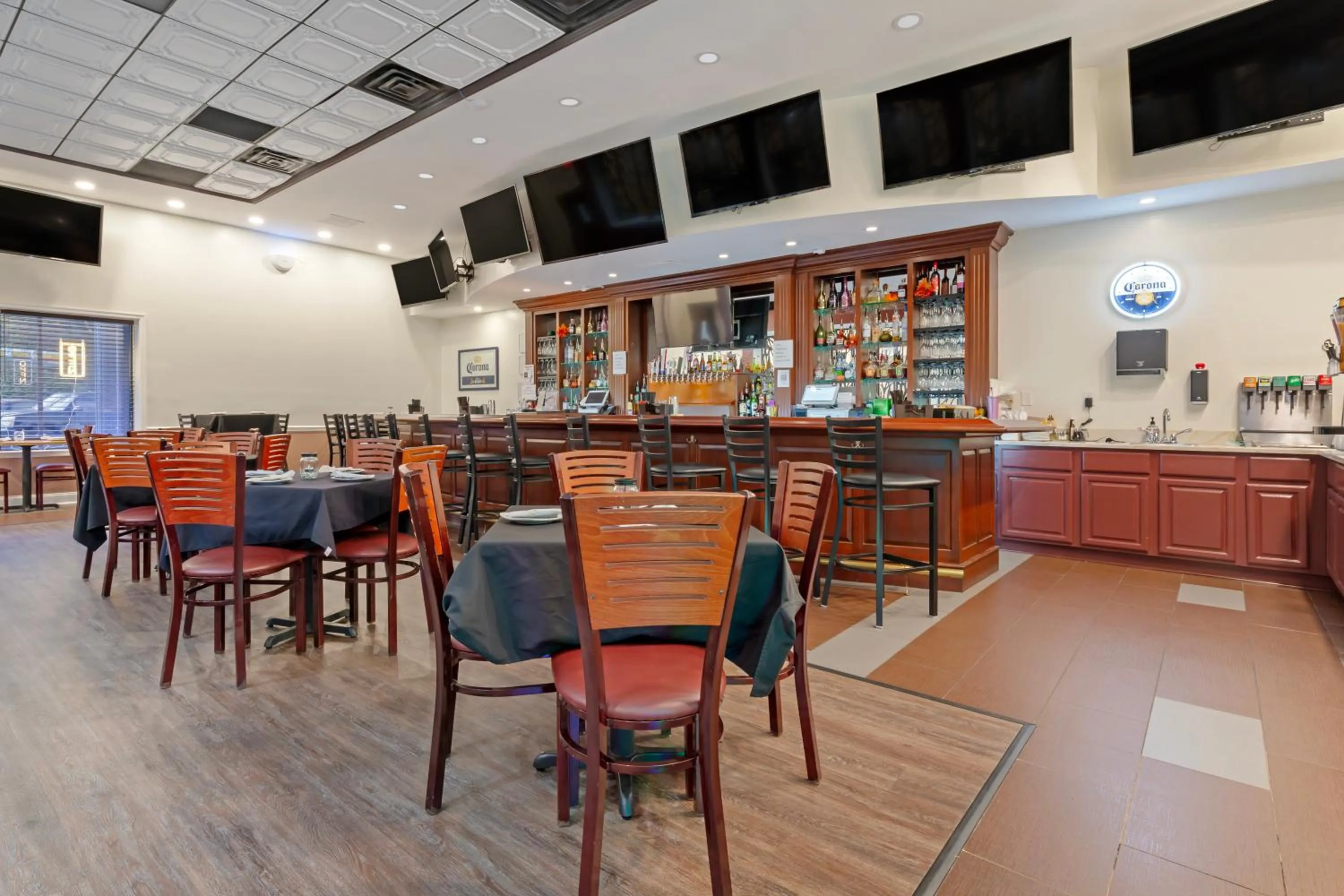Restaurant/places to eat in Clarion Hotel & Suites BWI Airport North