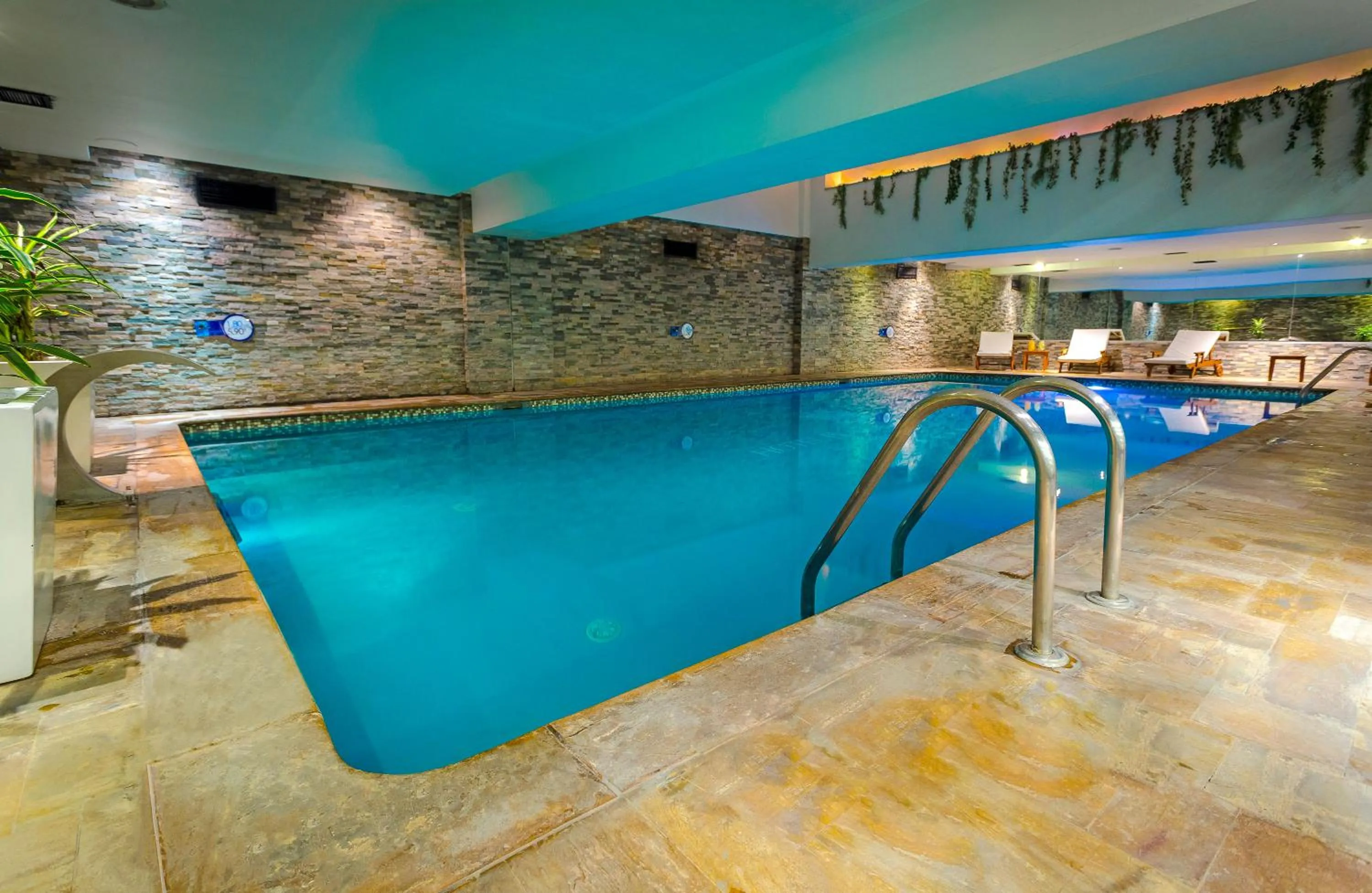 Swimming pool in Hotel Plaza San Francisco