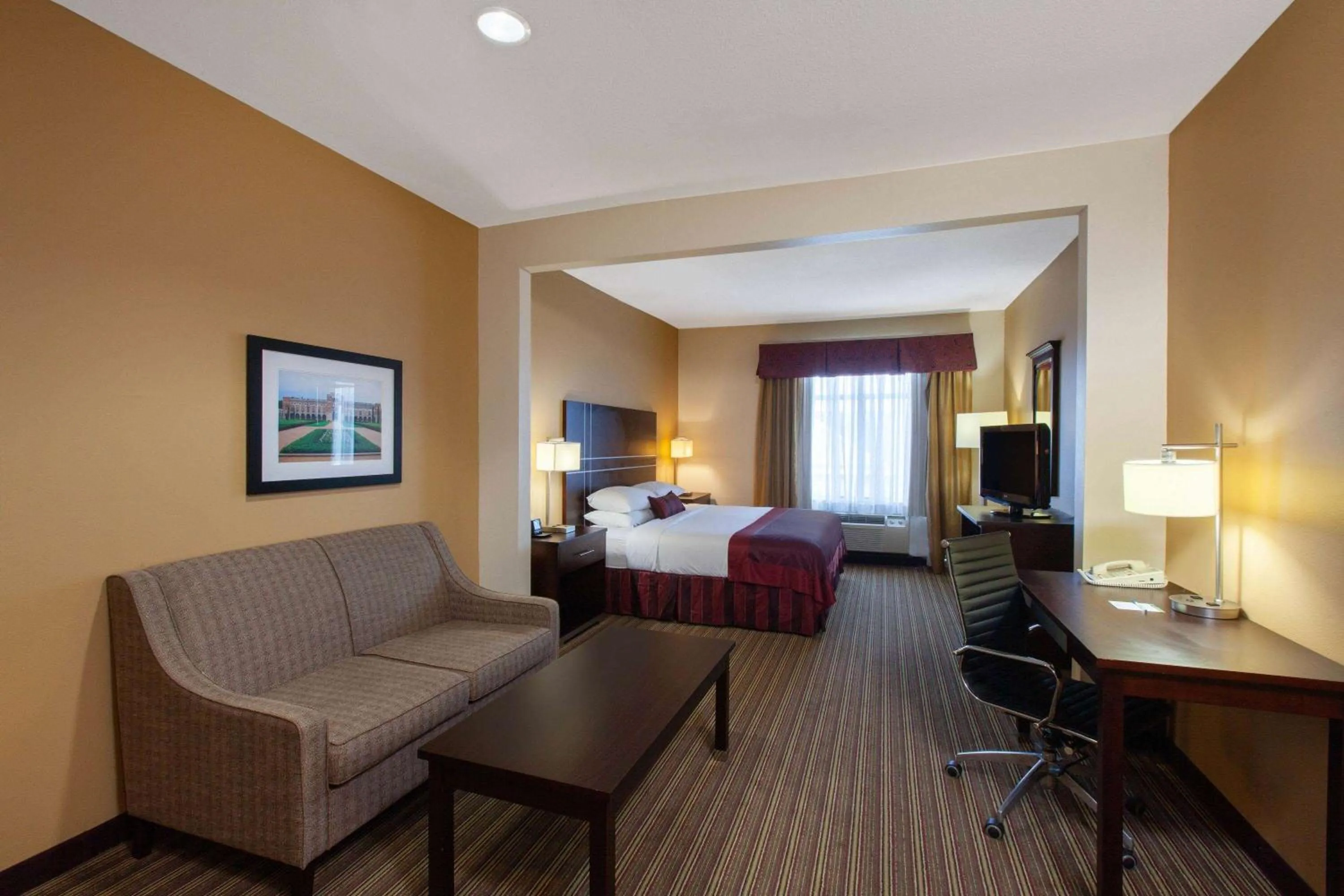 Photo of the whole room, Bed in Wingate By Wyndham Houston / Willowbrook