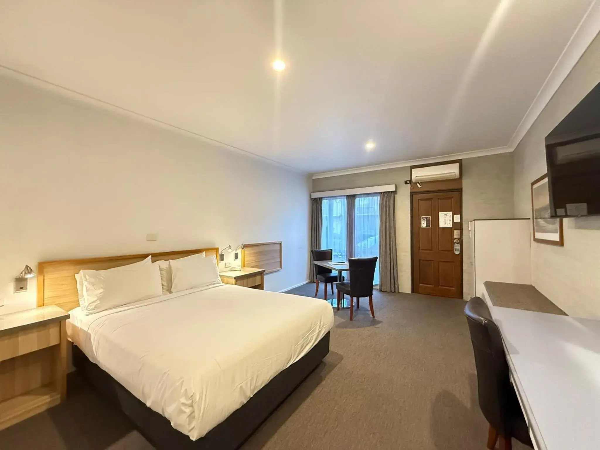 Queen Room (Upper Level) in Albury Paddlesteamer Motel Queen Room (Upper Level) in Albury Paddlesteamer Motel