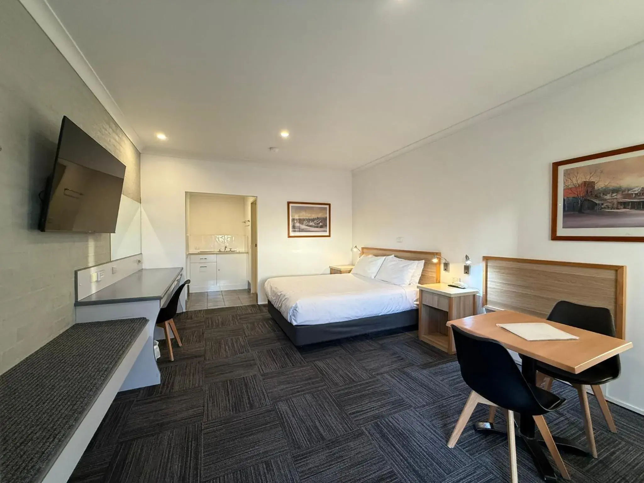 Queen Room (Upper Level) in Albury Paddlesteamer Queen Room (Upper Level) in Albury Paddlesteamer