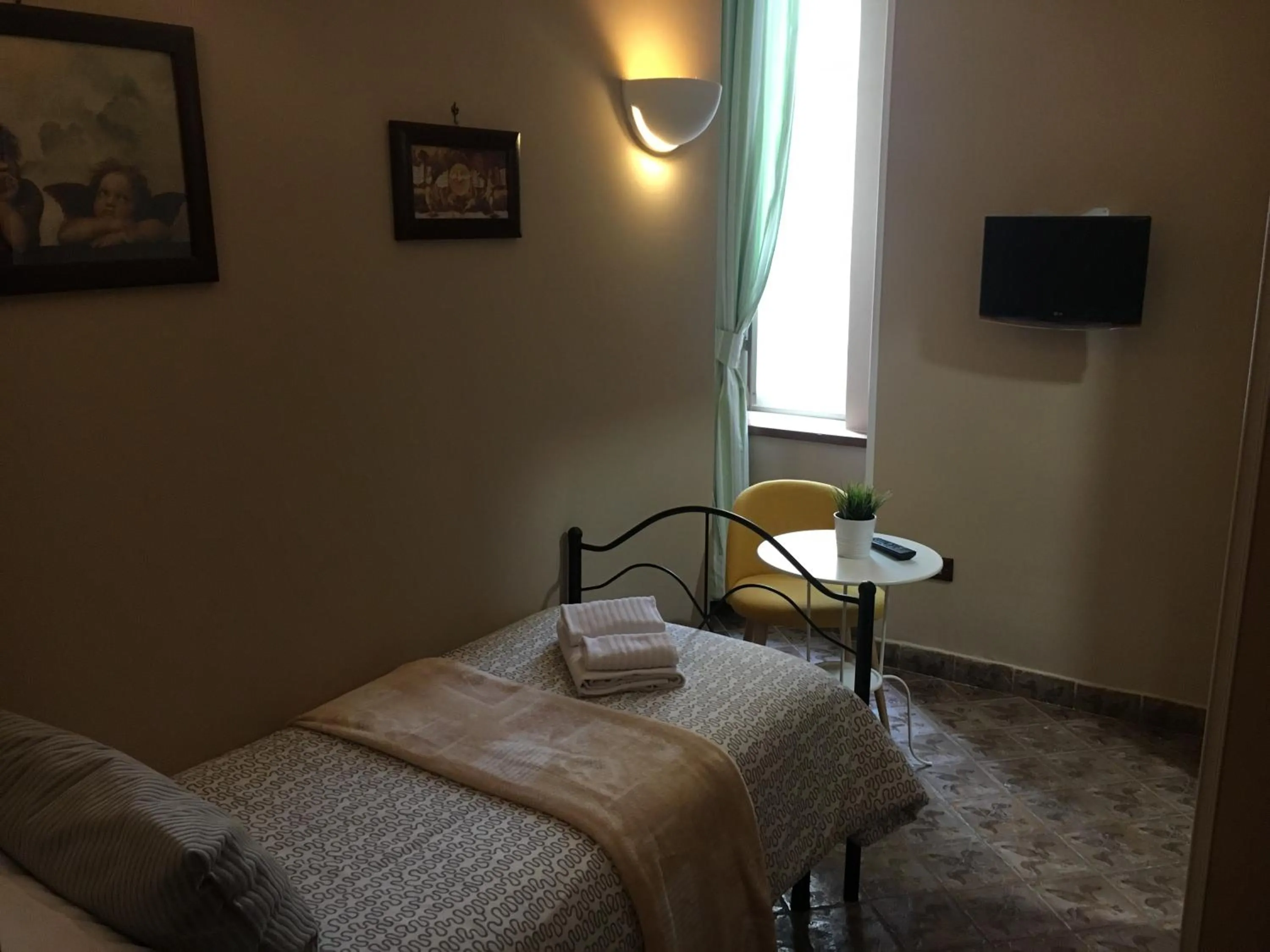 Photo of the whole room, Bed in I Visconti