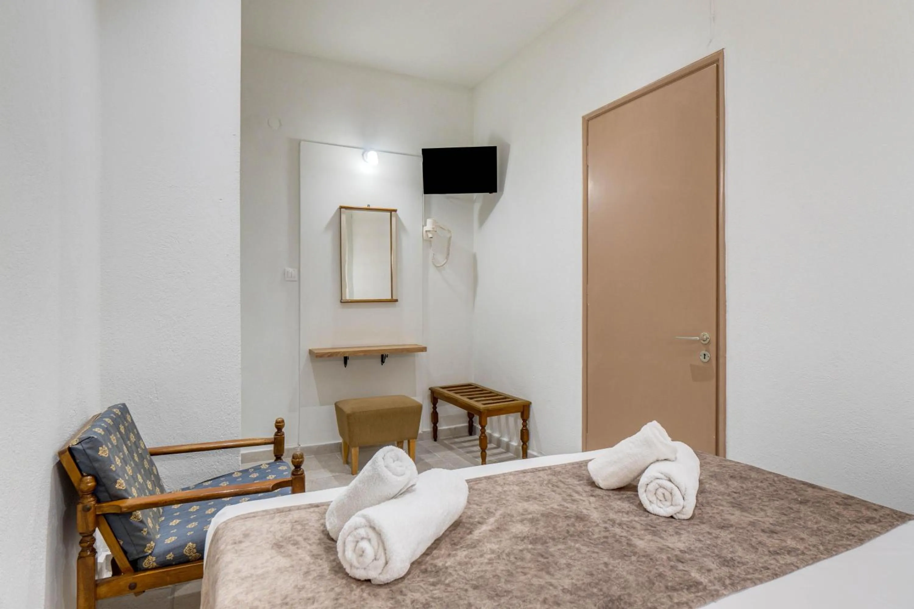 Bathroom, Bed in Angela Hotel & Apartments