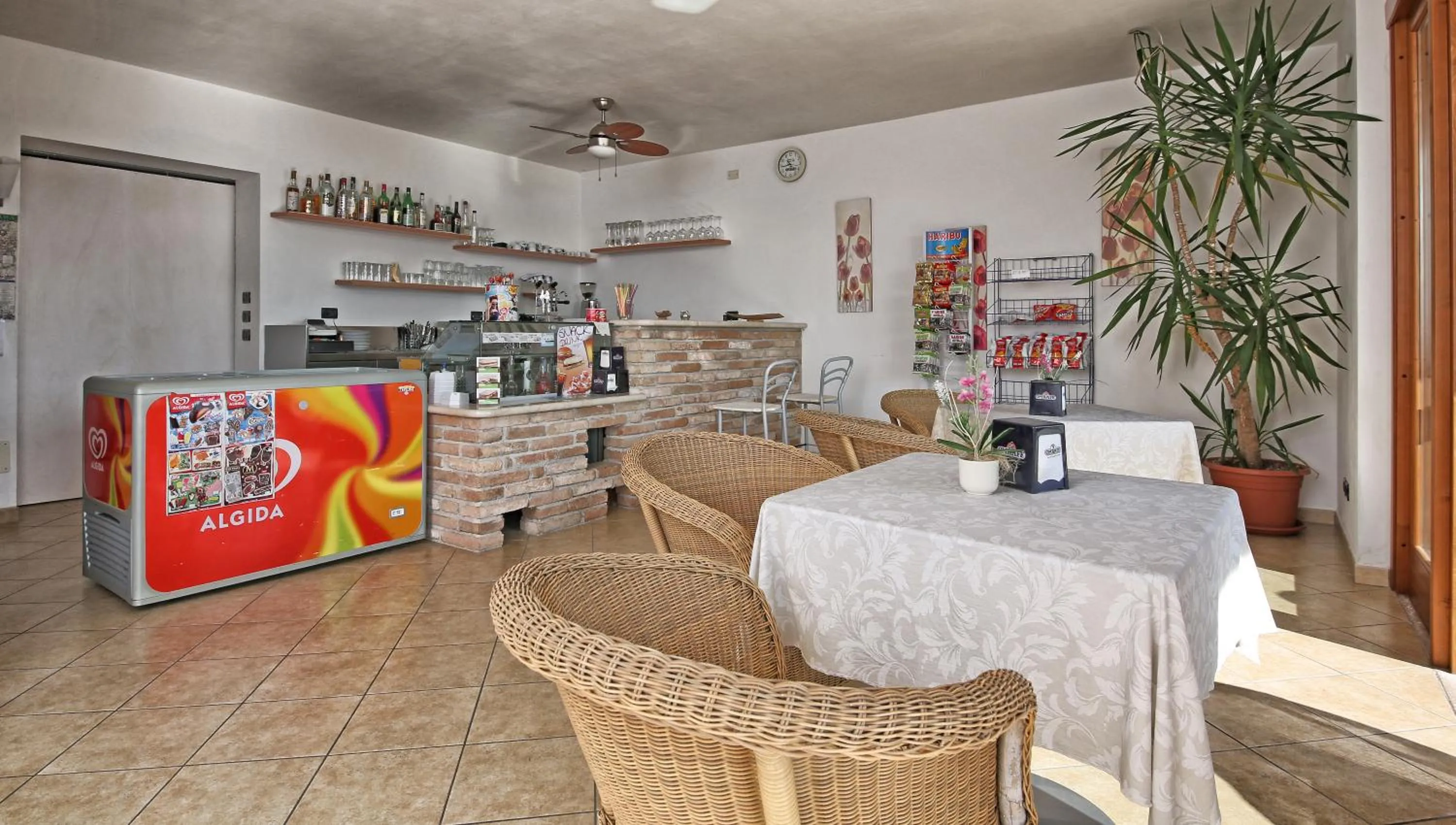 Lounge or bar in Residence Borgo Dei Limoni - Appartamenti con Garage
