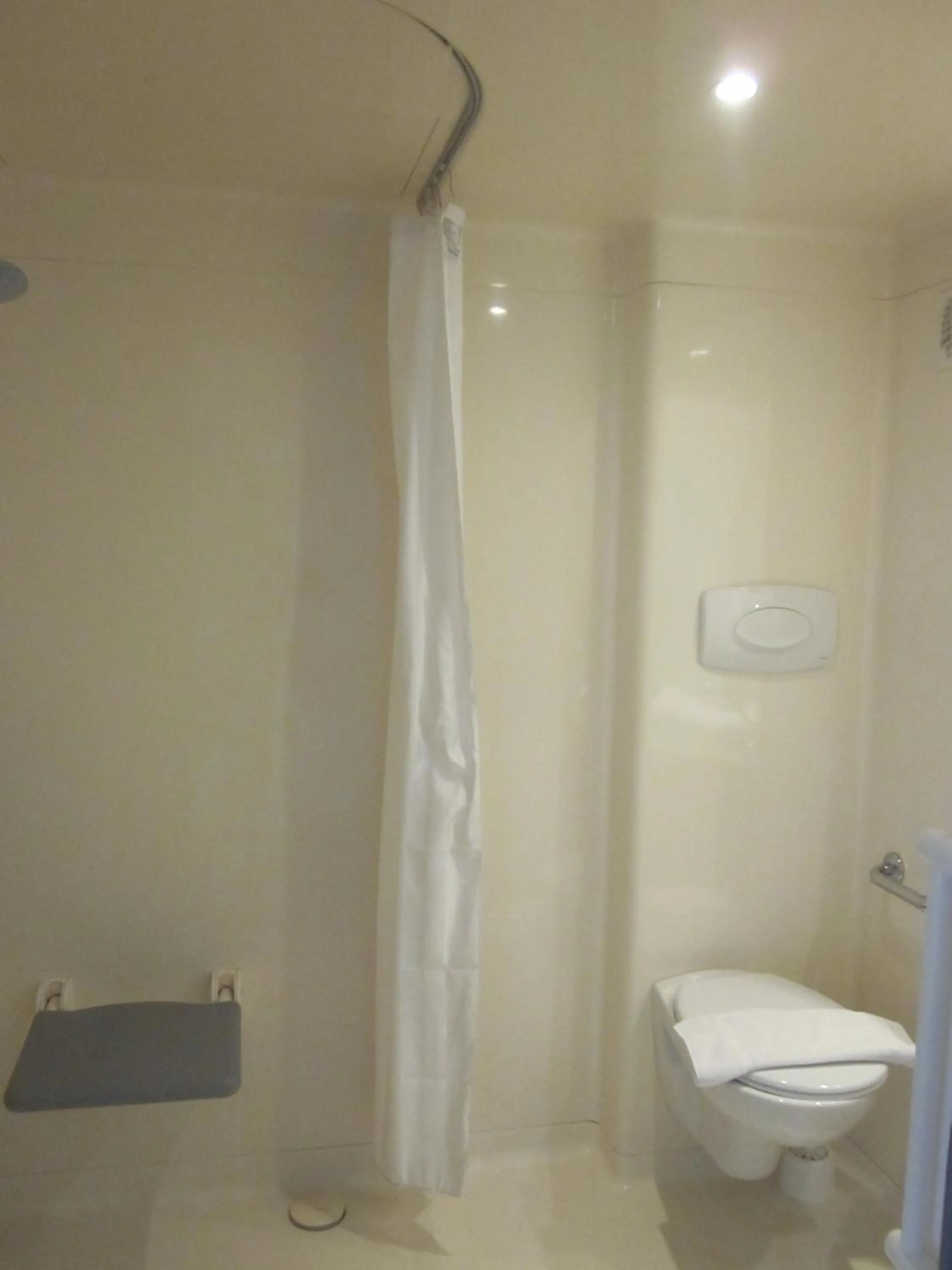 Bathroom in Premiere Classe Bayeux