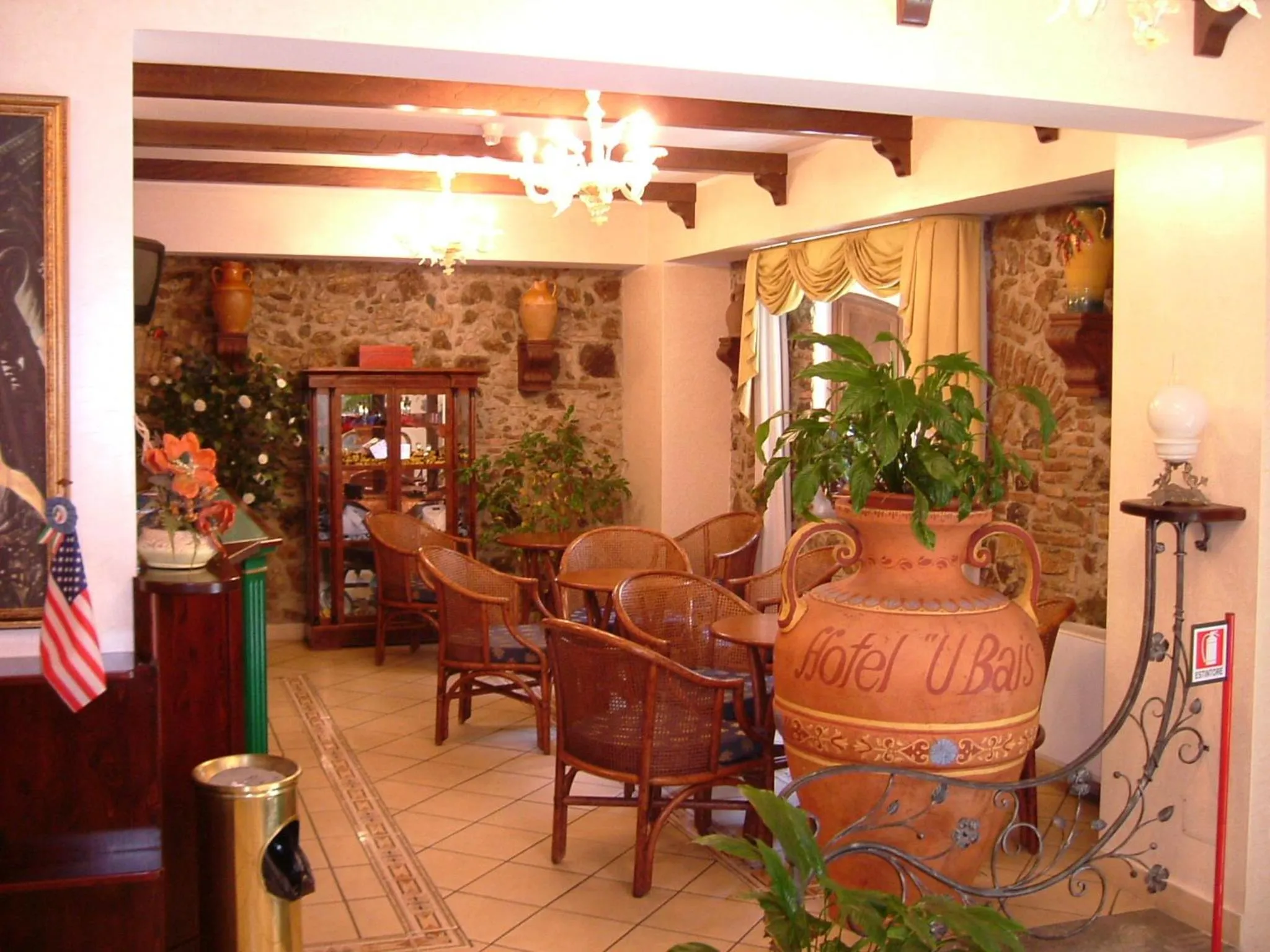 Restaurant/places to eat in Hotel U' Bais