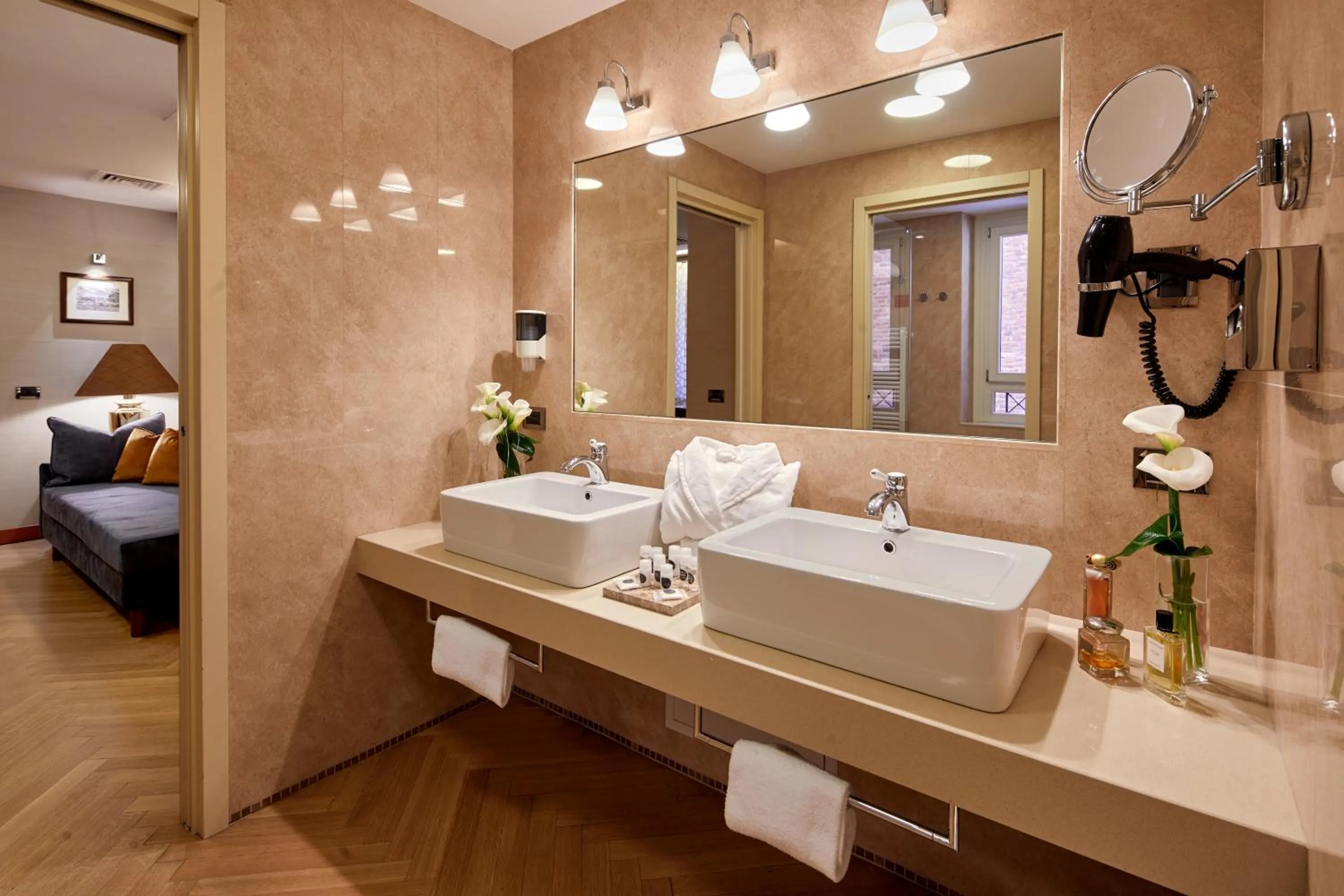 Bathroom, Bed in Hotel Accademia