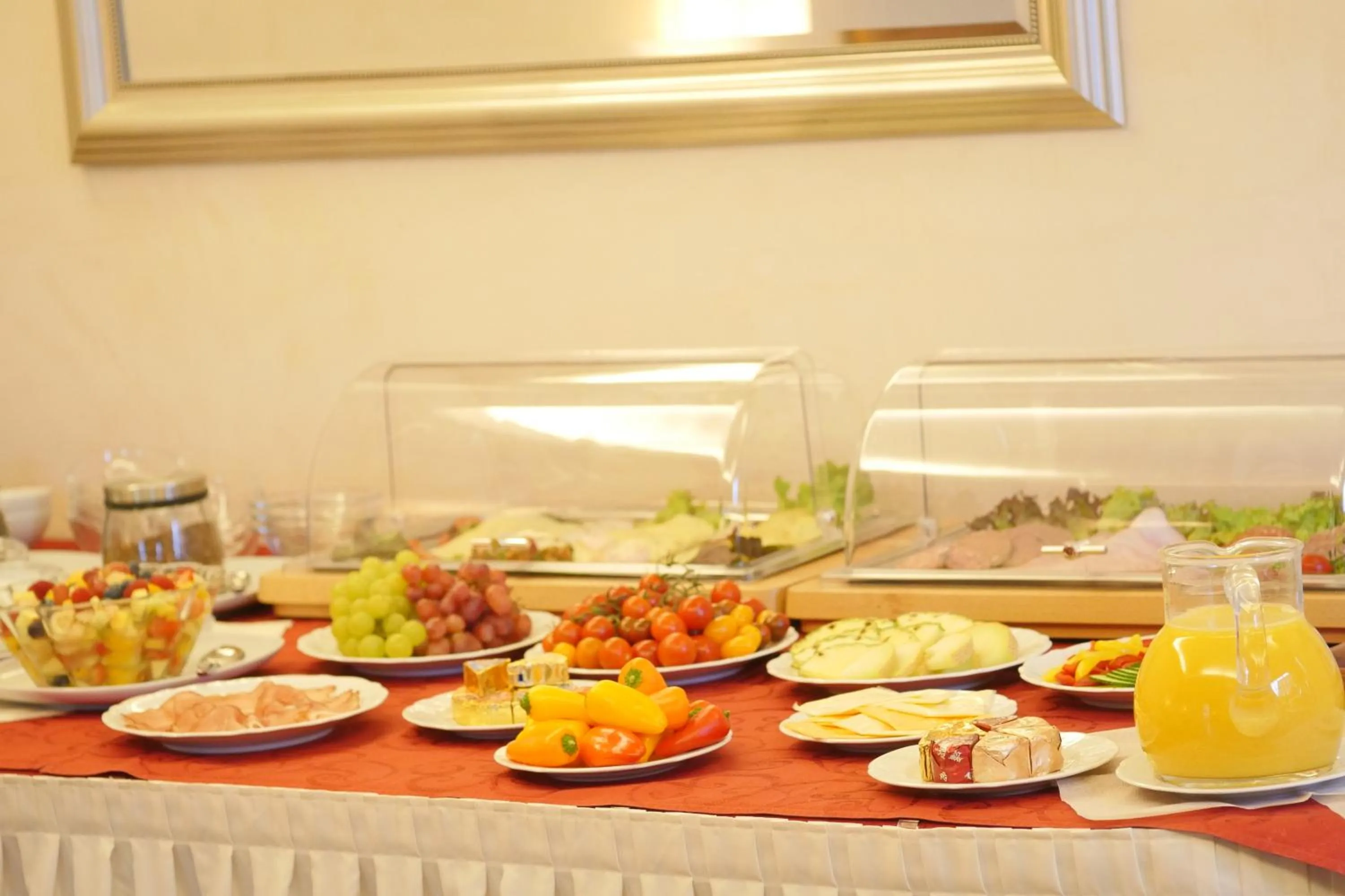 Buffet breakfast in Hotel Refrather Hof