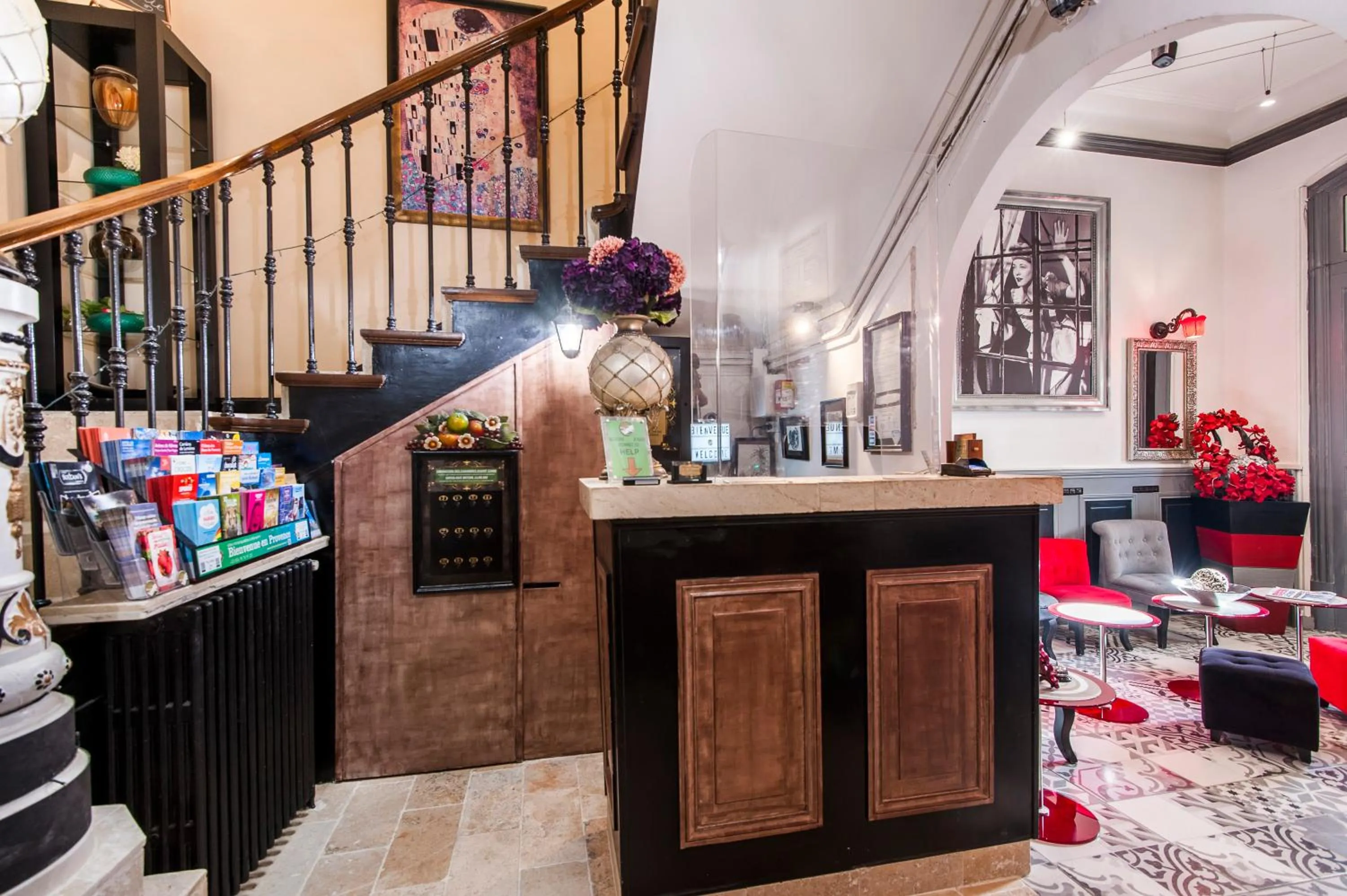 Lobby or reception in Hôtel de Charme Le Provence