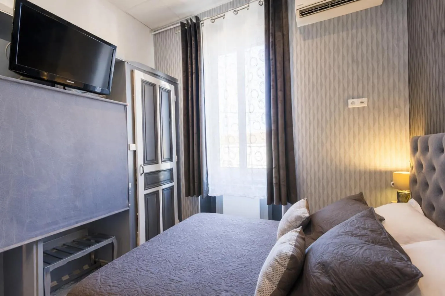 Bed in Hôtel de Charme Le Provence