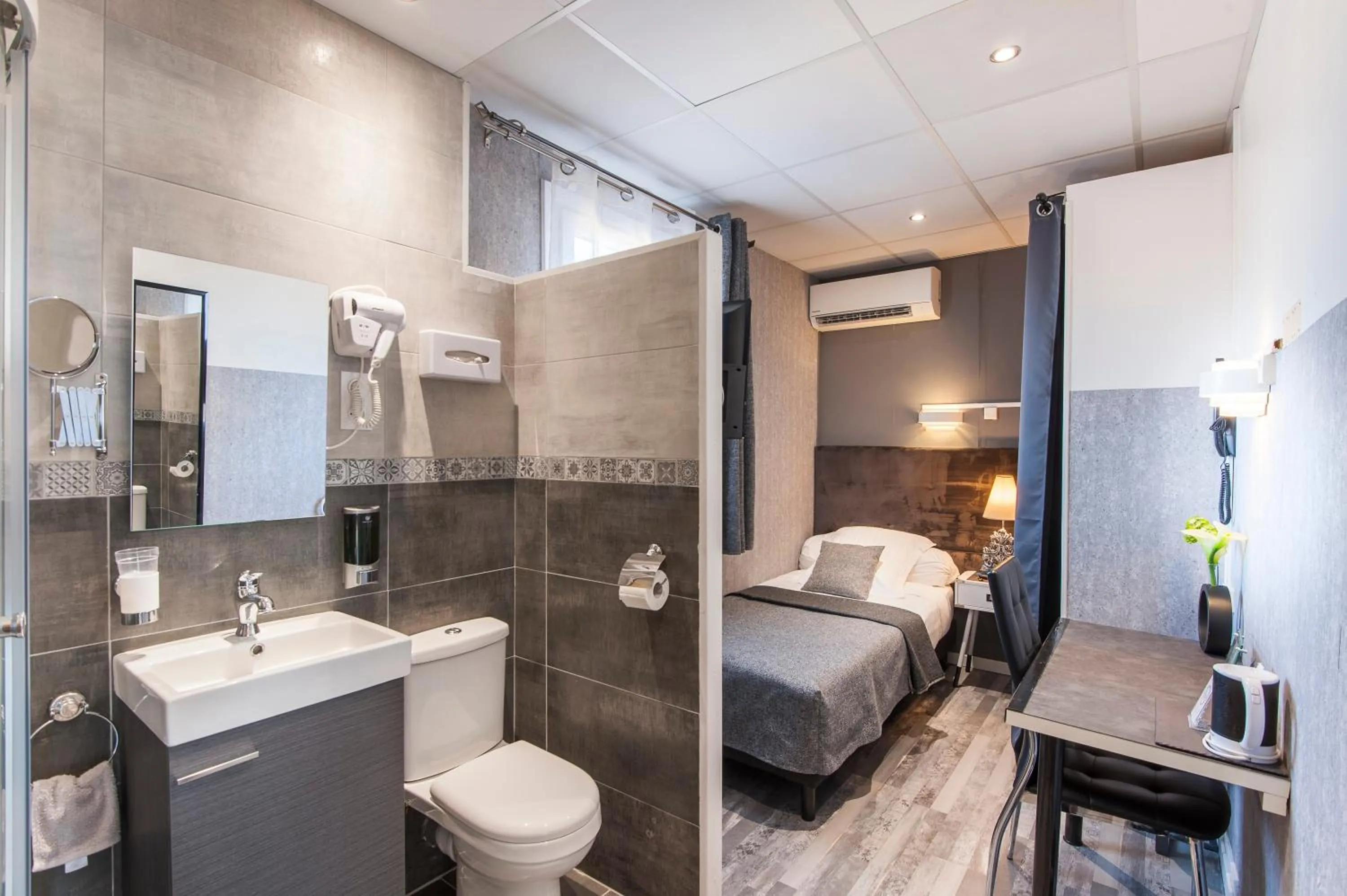 Photo of the whole room, Bed in Hôtel de Charme Le Provence