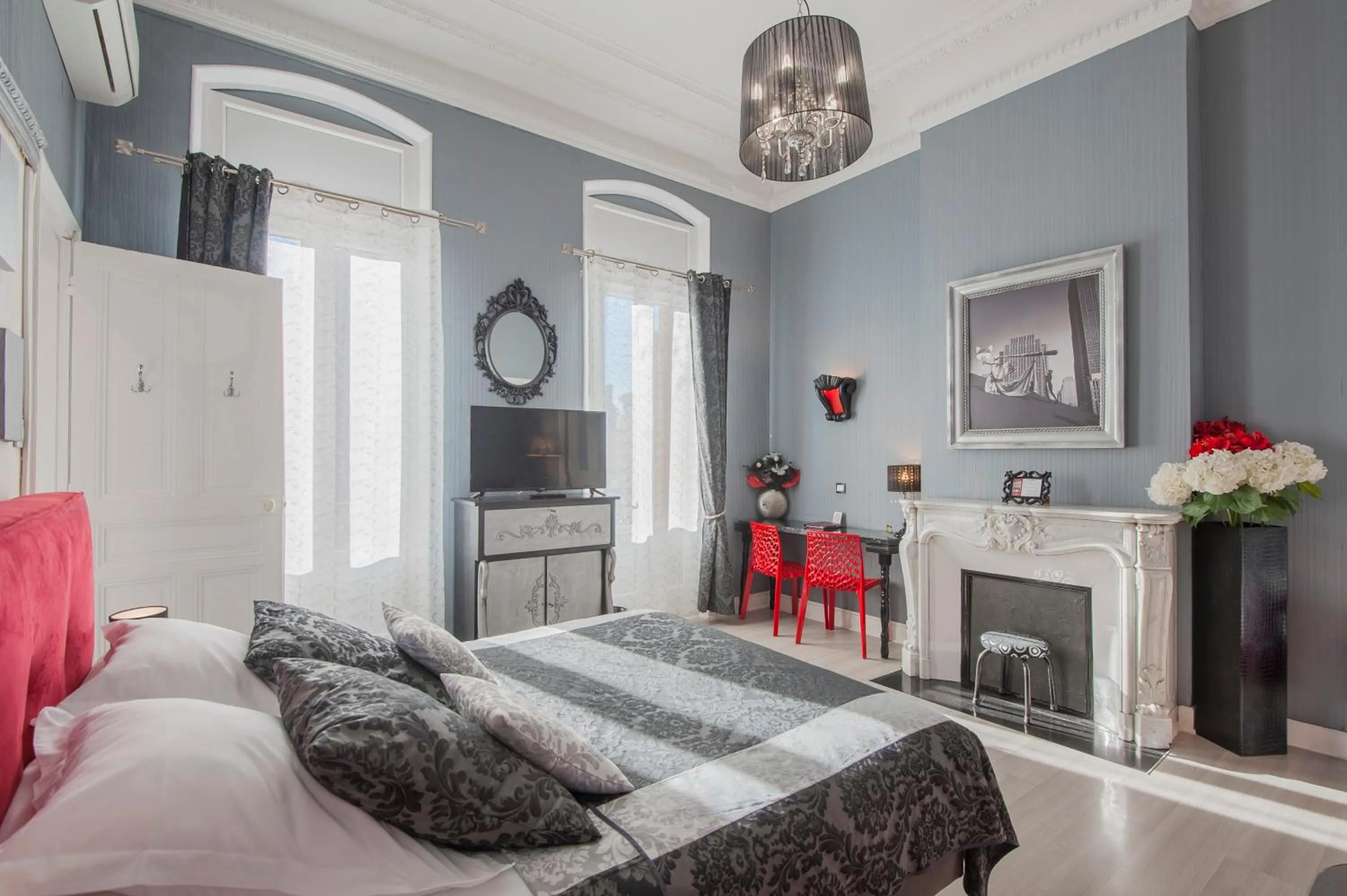 Photo of the whole room, Bed in Hôtel de Charme Le Provence