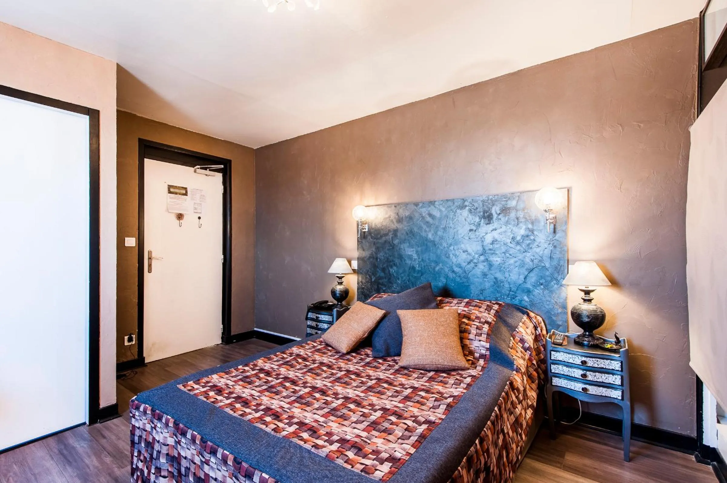 Photo of the whole room, Bed in Hôtel de Charme Le Provence