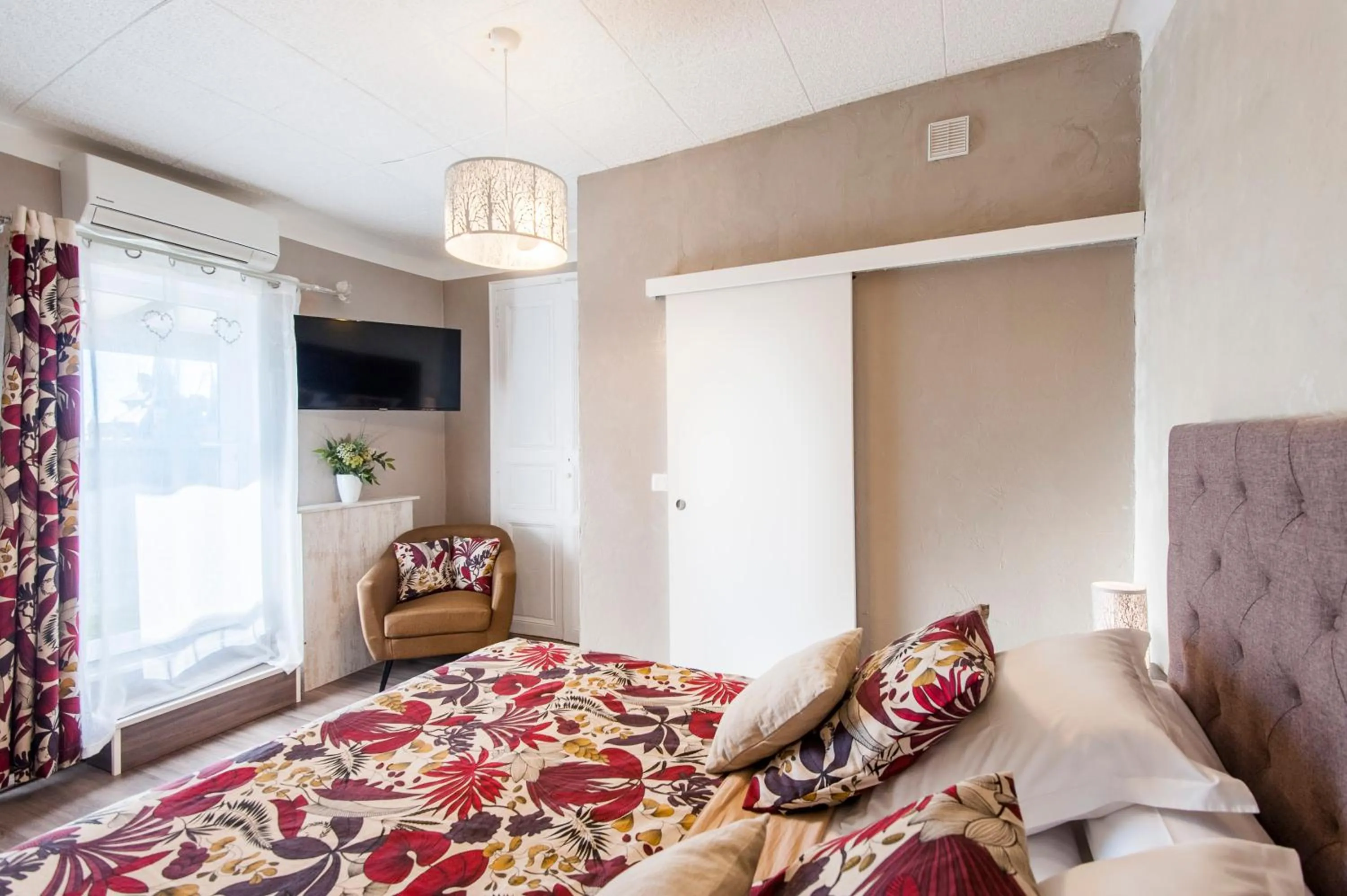 Photo of the whole room, Bed in Hôtel de Charme Le Provence