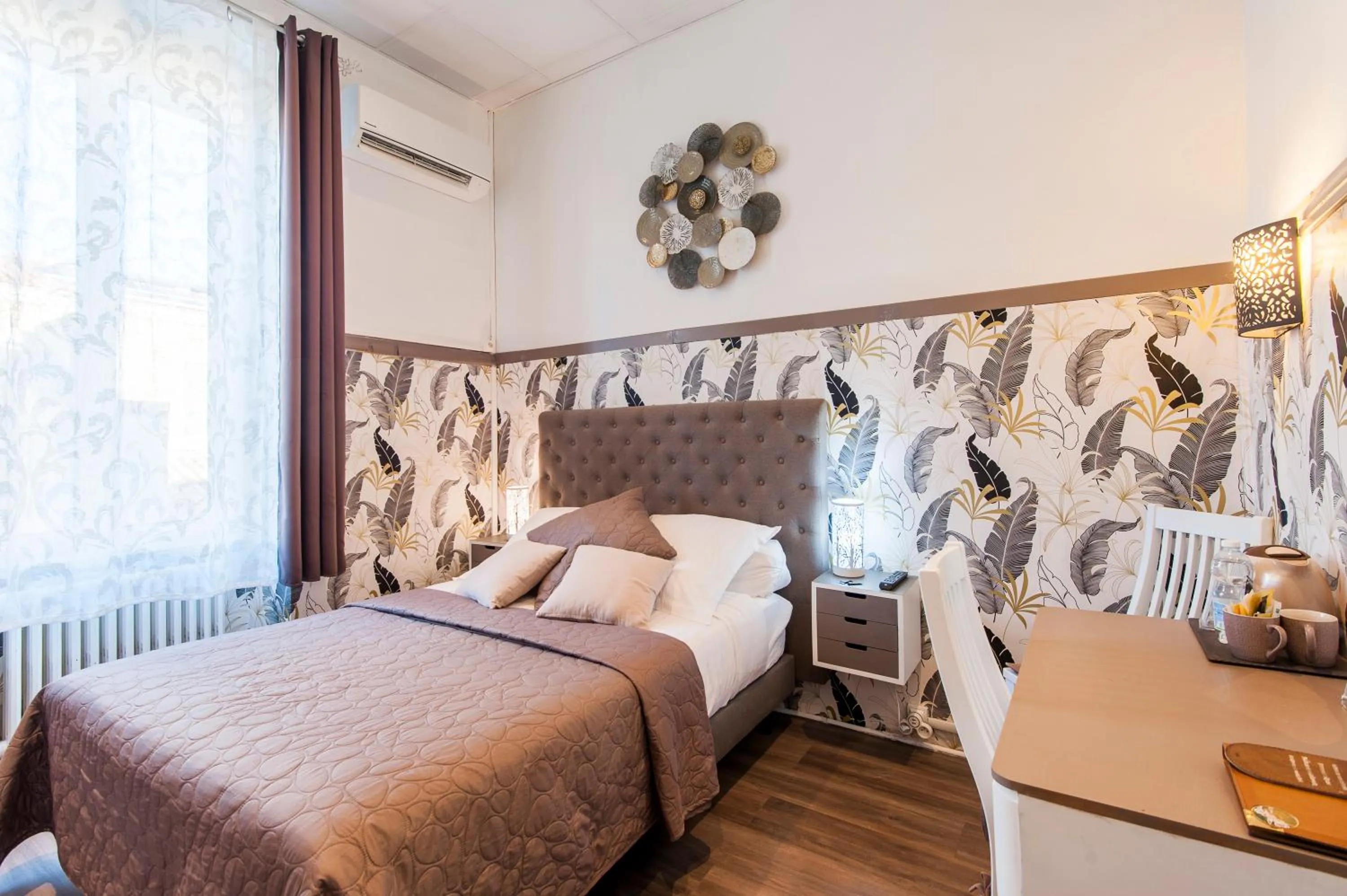 View (from property/room), Bed in Hôtel de Charme Le Provence