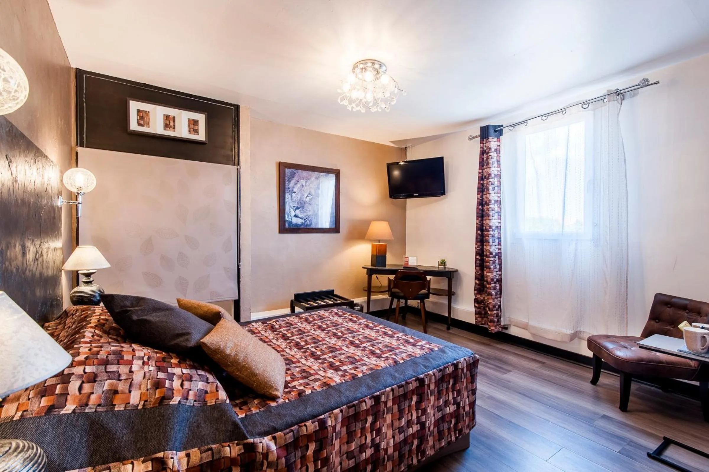 Photo of the whole room, Bed in Hôtel de Charme Le Provence