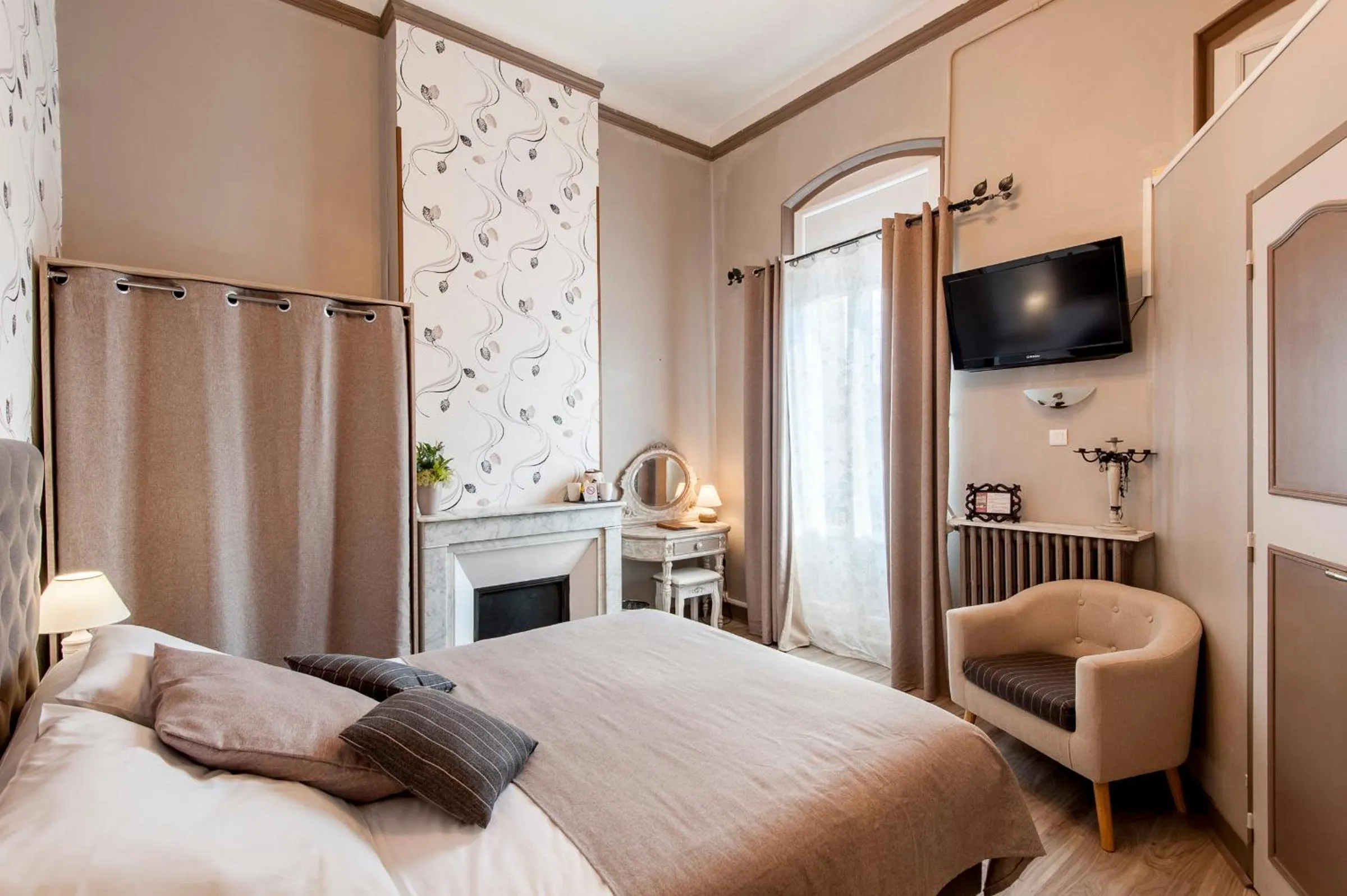 Photo of the whole room, Bed in Hôtel de Charme Le Provence